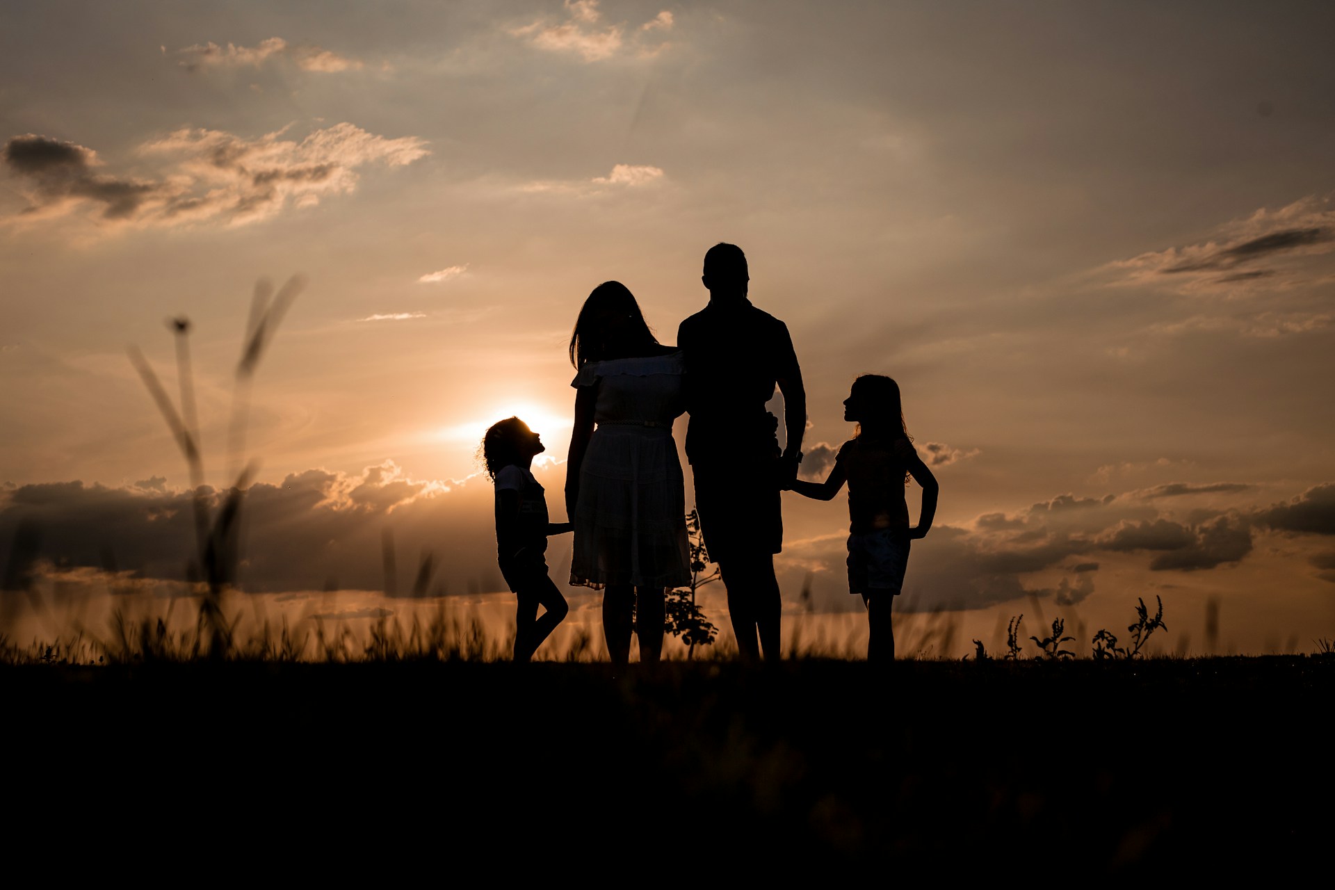 Silhouette eines Paares mit ihren Kindern | Quelle: Unsplash