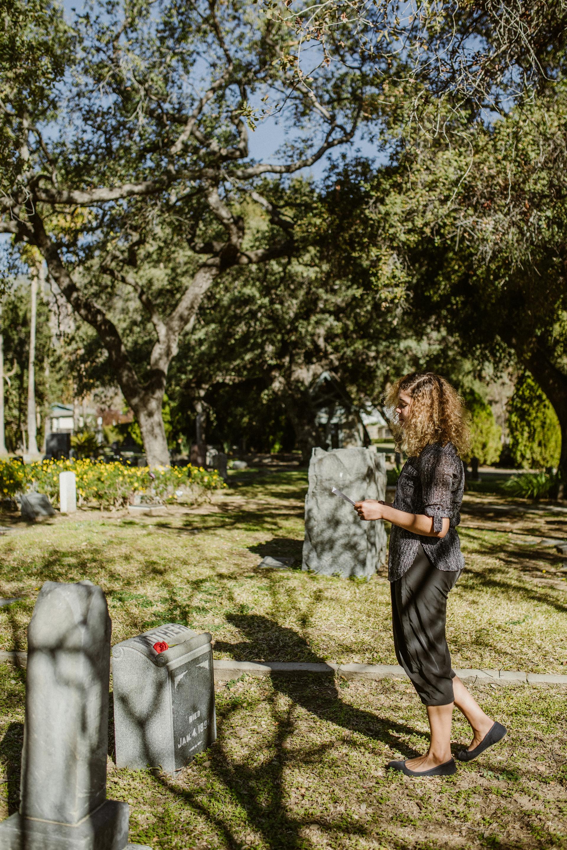 Eine Frau auf einem Friedhof | Quelle: Pexels