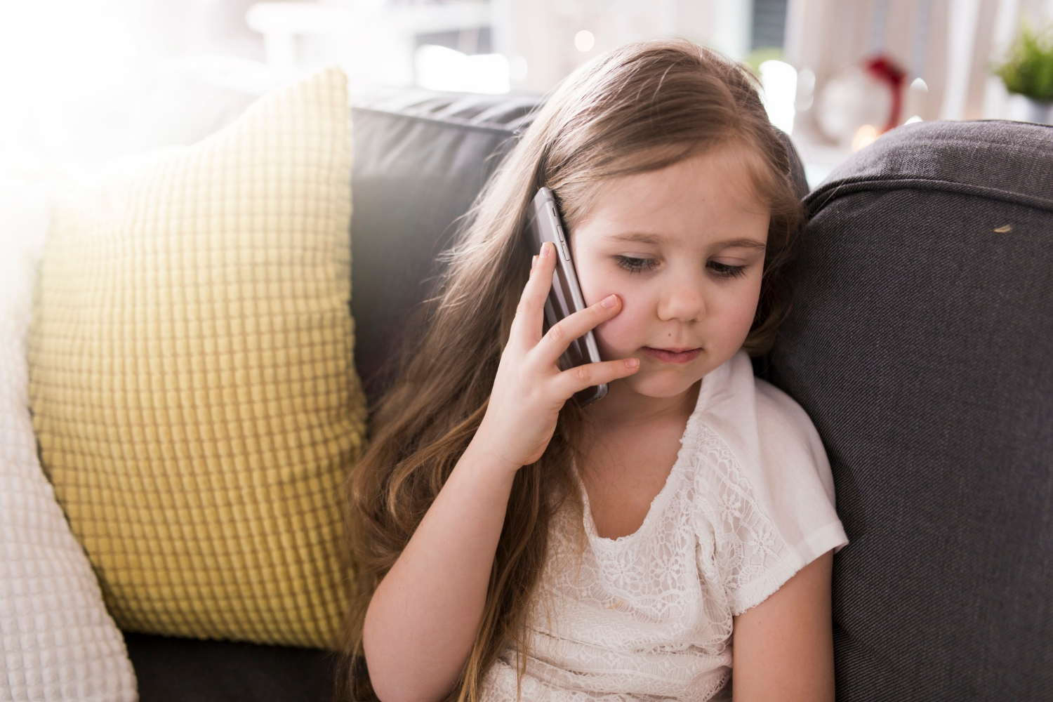 Ein trauriges kleines Mädchen, das telefoniert | Quelle: Freepik