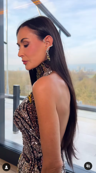 Demi Moore posiert in Brad Goreskis Video, das ihr Kleid zeigt, gepostet am 16. Februar 2025. | Quelle: Instagram/bradgoreski