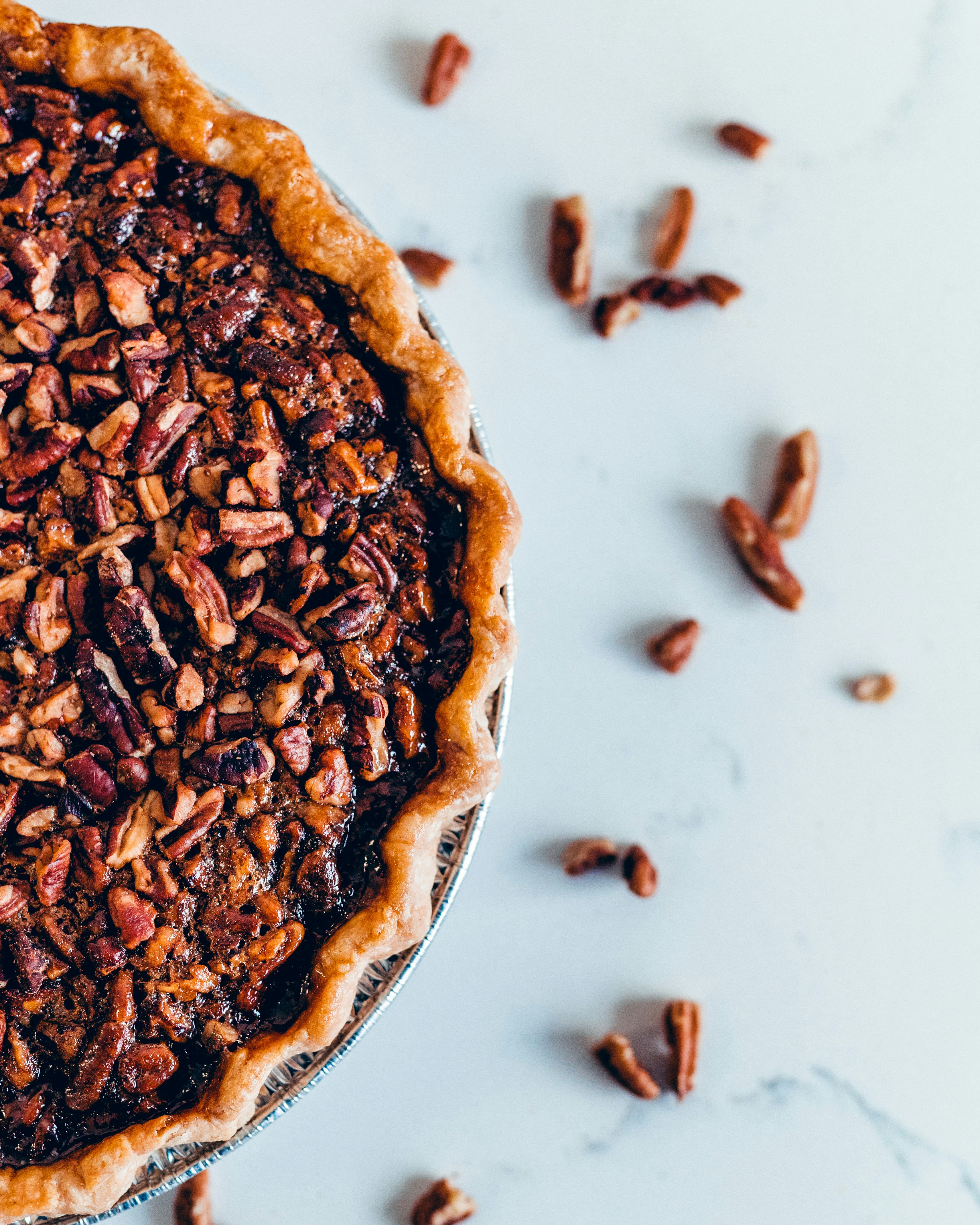 Ein Pekannusskuchen auf einem Tisch | Quelle: Unsplash