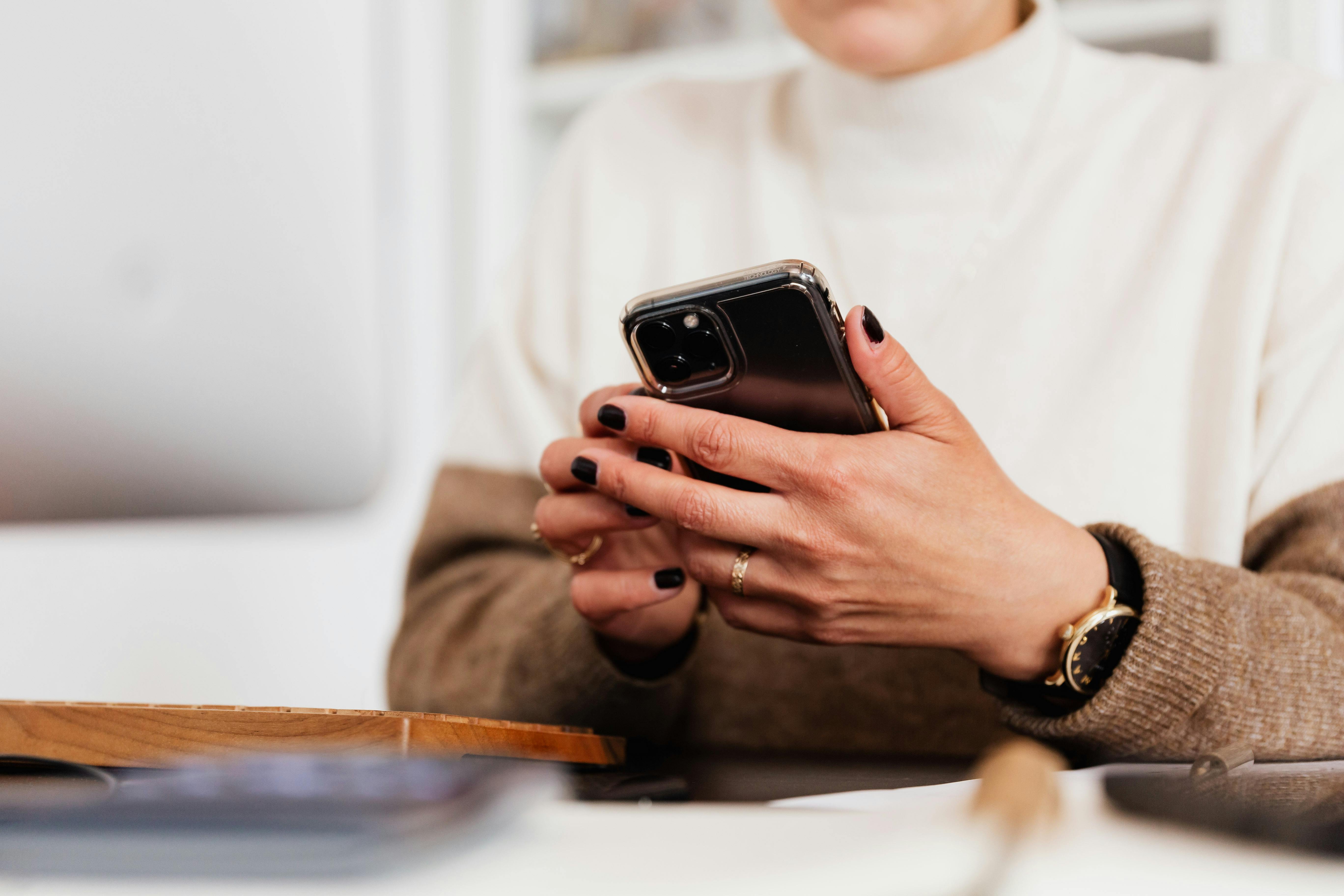 Kobieta trzymająca smartfon | Źródło: Pexels