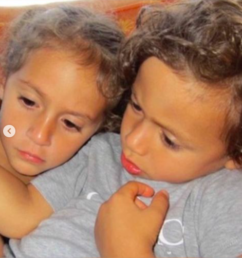 Ein Erinnerungsfoto von Emme und Max Muñiz als kleine Kinder, gepostet am 29. Juli 2024 | Quelle: Instagram/jlo