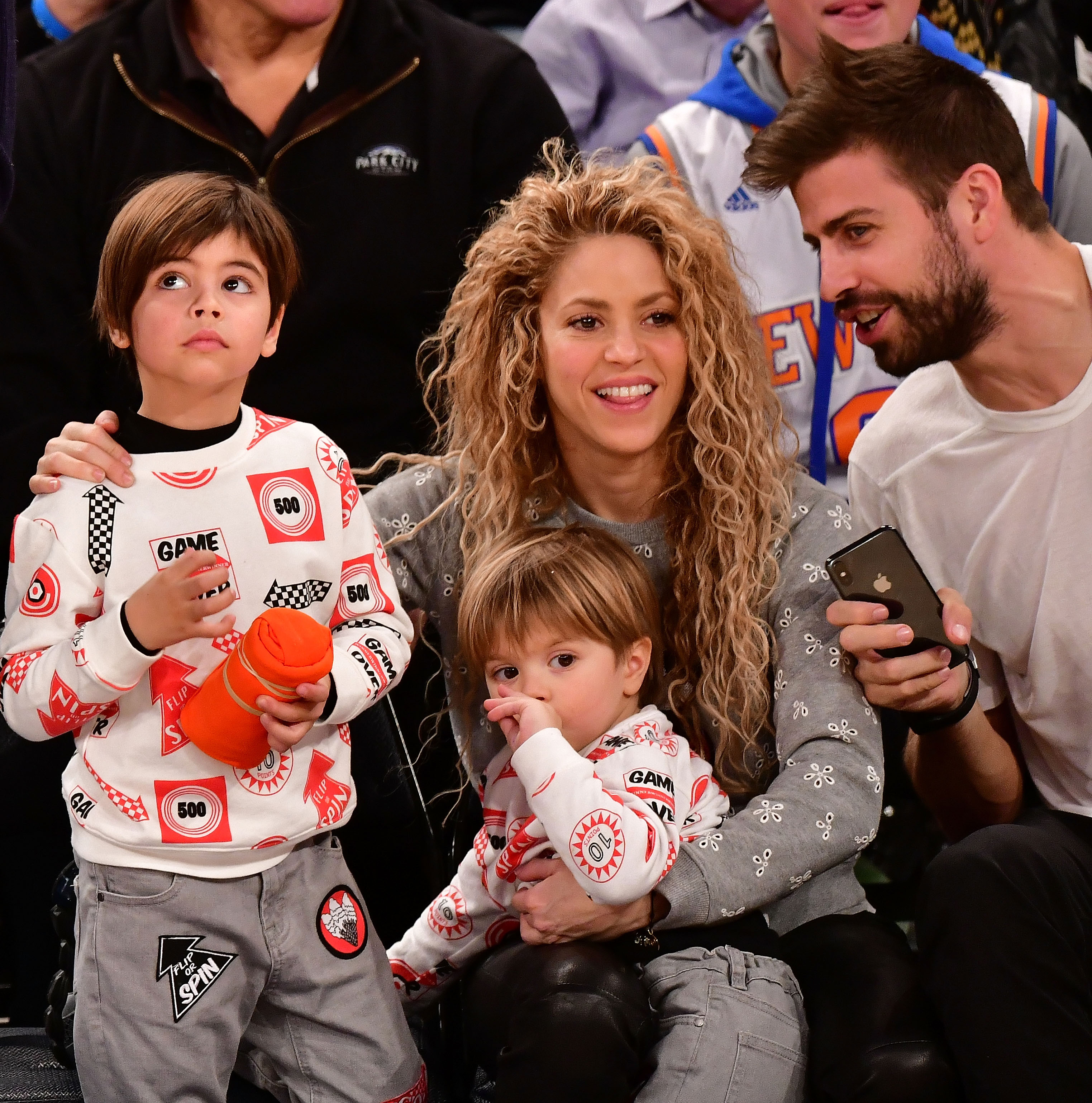 Milan, Shakira, Sasha und Gerard Pique besuchen das Spiel der New York Knicks gegen die Philadelphia 76ers im Madison Square Garden in New York City, am 25. Dezember 2017 | Quelle: Getty Images