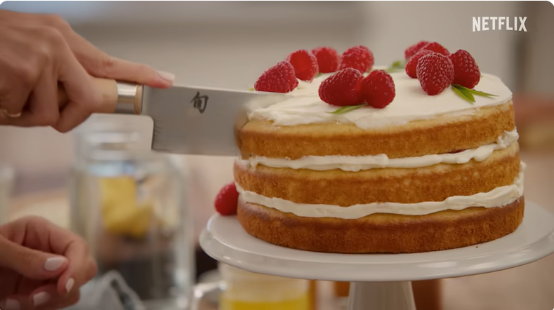 Meghan Markle beim Anschneiden einer Torte im Trailer zu ihrer Lifestyle-Show auf Netflix „With Love, Meghan“ | Quelle: Youtube/Netflix