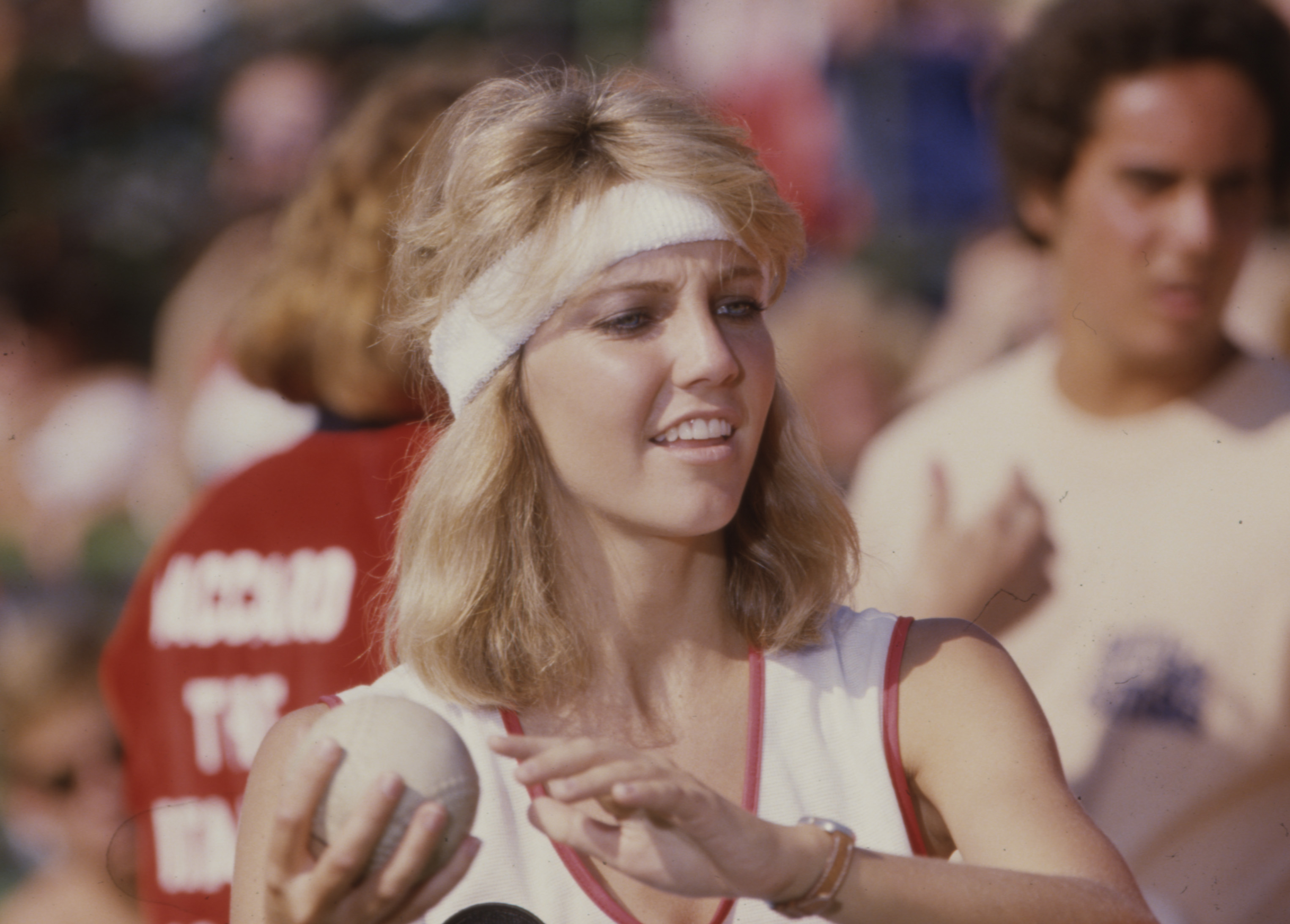 Heather Locklear lässt sich 1978 in Malibu, Kalifornien, bei der ABC-Fernsehsondersendung „Battle of the Network Stars IV“ vom Wettkampfgeist mitreißen. Mit blonden, gefiederten Locken, die sie mit einem weißen Frottee-Schweißband nach hinten gestrichen hat, macht sich die Schauspielerin bereit, einen Ball zu werfen – sie trägt dabei ein weißes Sport-Tanktop mit rotem Rand und eine Armbanduhr. | Quelle: Getty Images