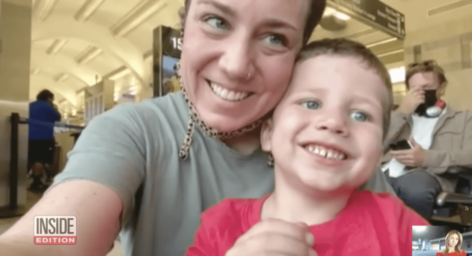 Amanda Ennis mit ihrem Sohn Noah Clarke, der angeblich von seinem Vater gekidnappt wurde. | Quelle: YouTube.com/Inside Edition