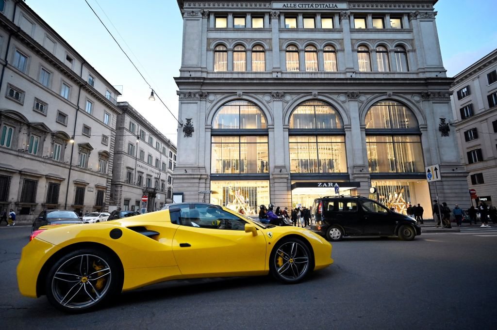 Ein Ferrari F8 Spider Luxusauto fährt am 13. März 2021 in der Innenstadt von Rom | Quelle: Getty Images