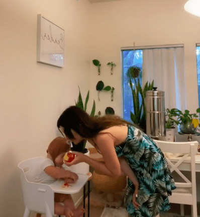 So füttert die Mutter ihr Baby. | Quelle: tiktok.com/comingupfern