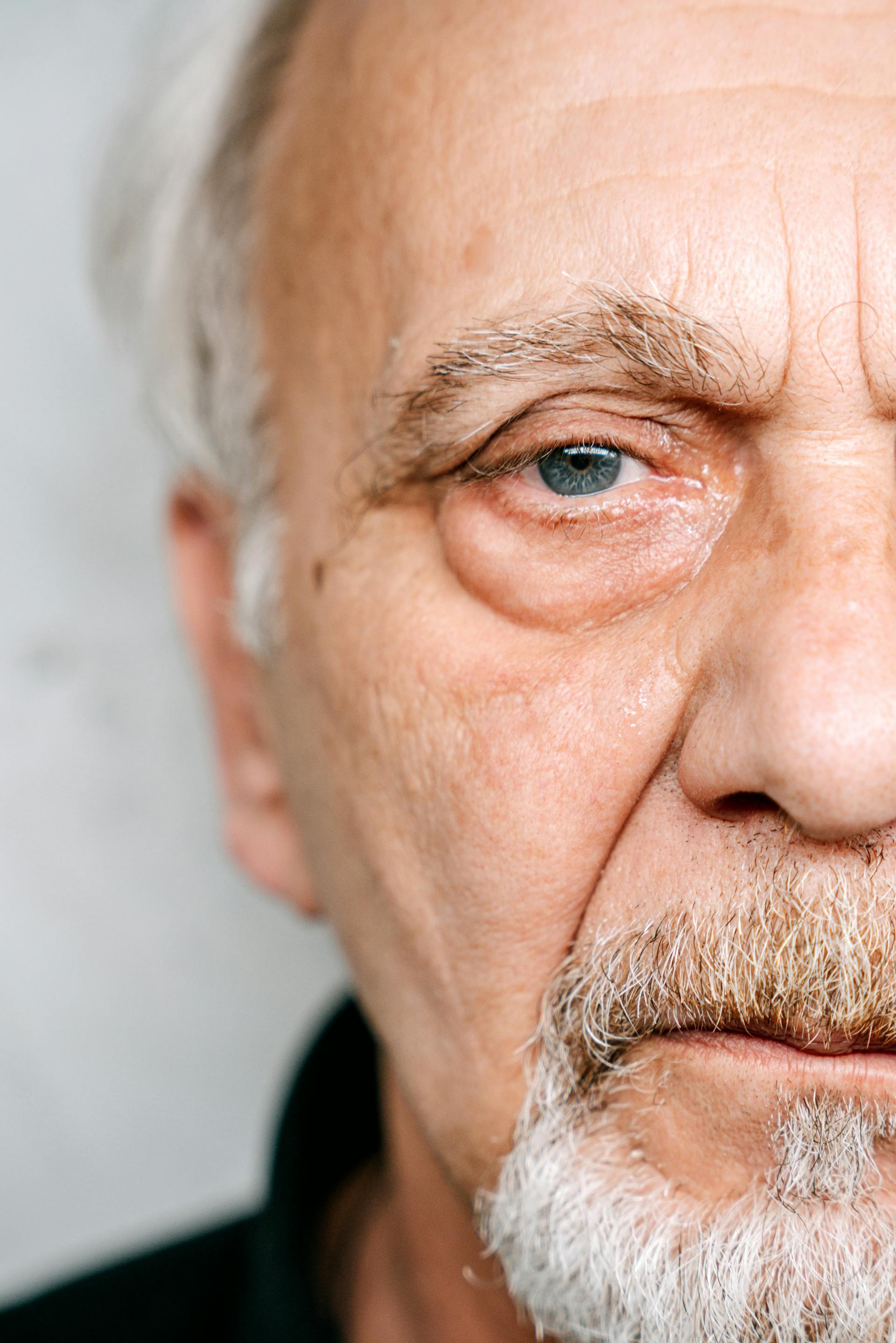 Nahaufnahme des Gesichts eines Mannes | Quelle: Pexels