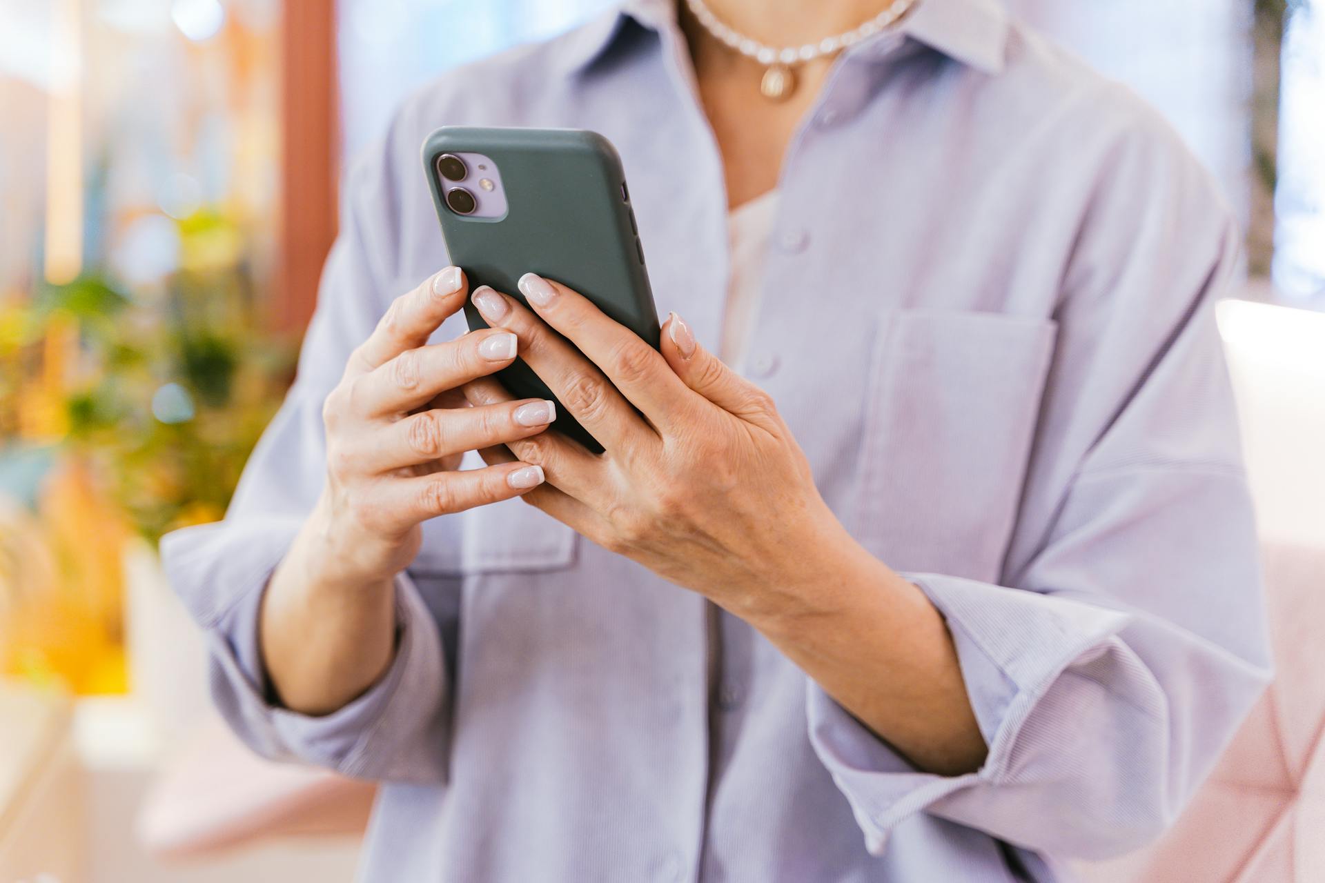 Eine Frau hält ihr Telefon | Quelle: Pexels