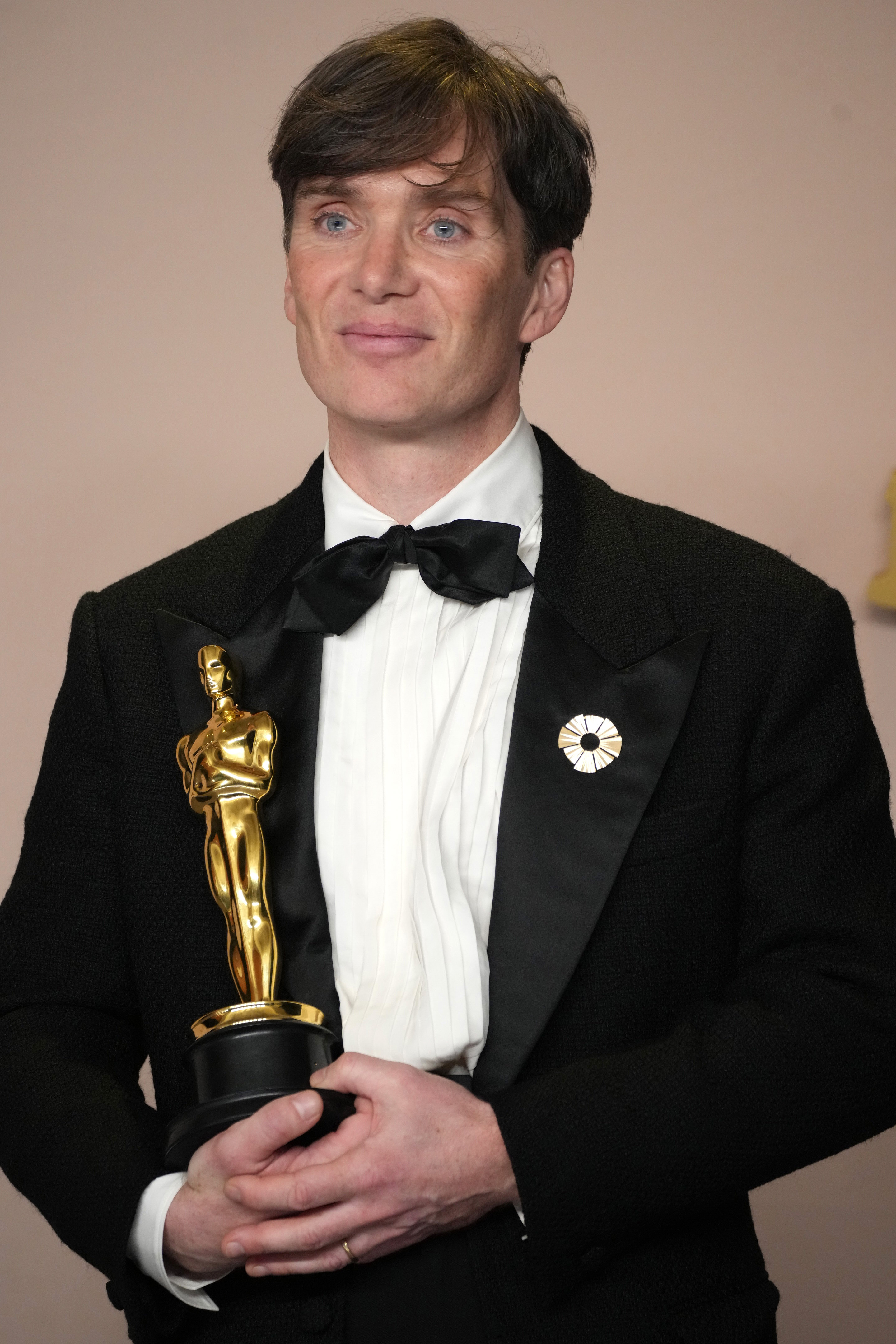 Cillian Murphy, Gewinner des Preises für den besten Hauptdarsteller für "Oppenheimer", auf der Bühne bei den 96th Annual Academy Awards am 10. März 2024 in Hollywood, Kalifornien. | Quelle: Getty Images