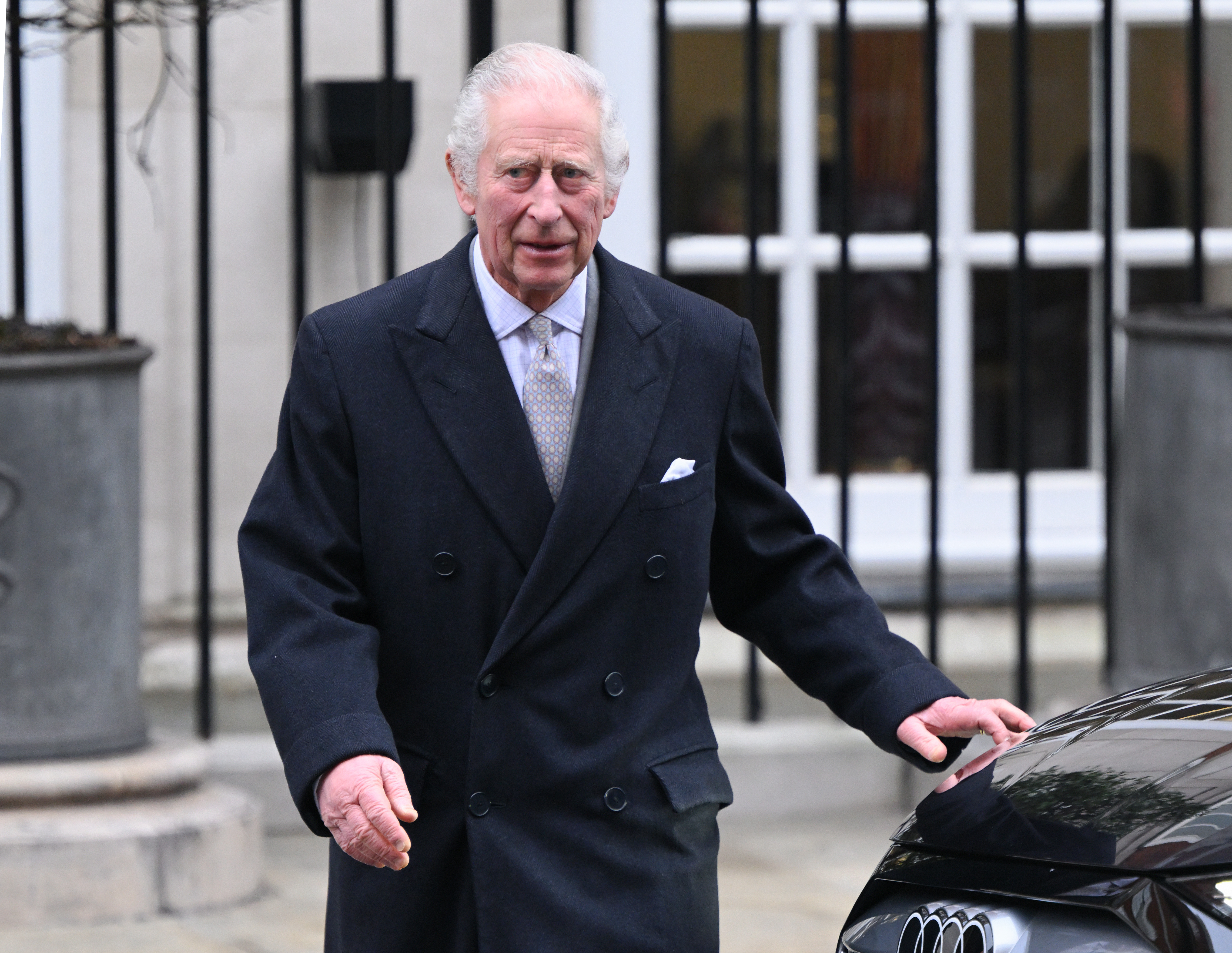 König Charles III. verlässt die Londoner Klinik in London, England, am 29. Januar 2024. | Quelle: Getty Images