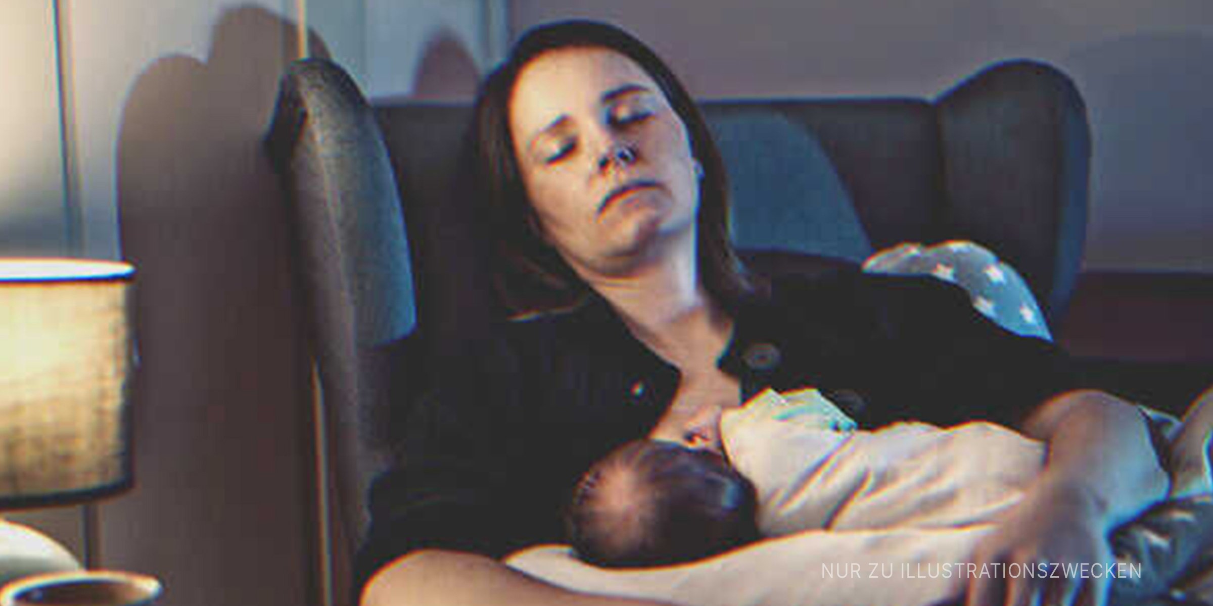 Müde Mutter schläft und füttert ihr Baby | Quelle: Getty Images
