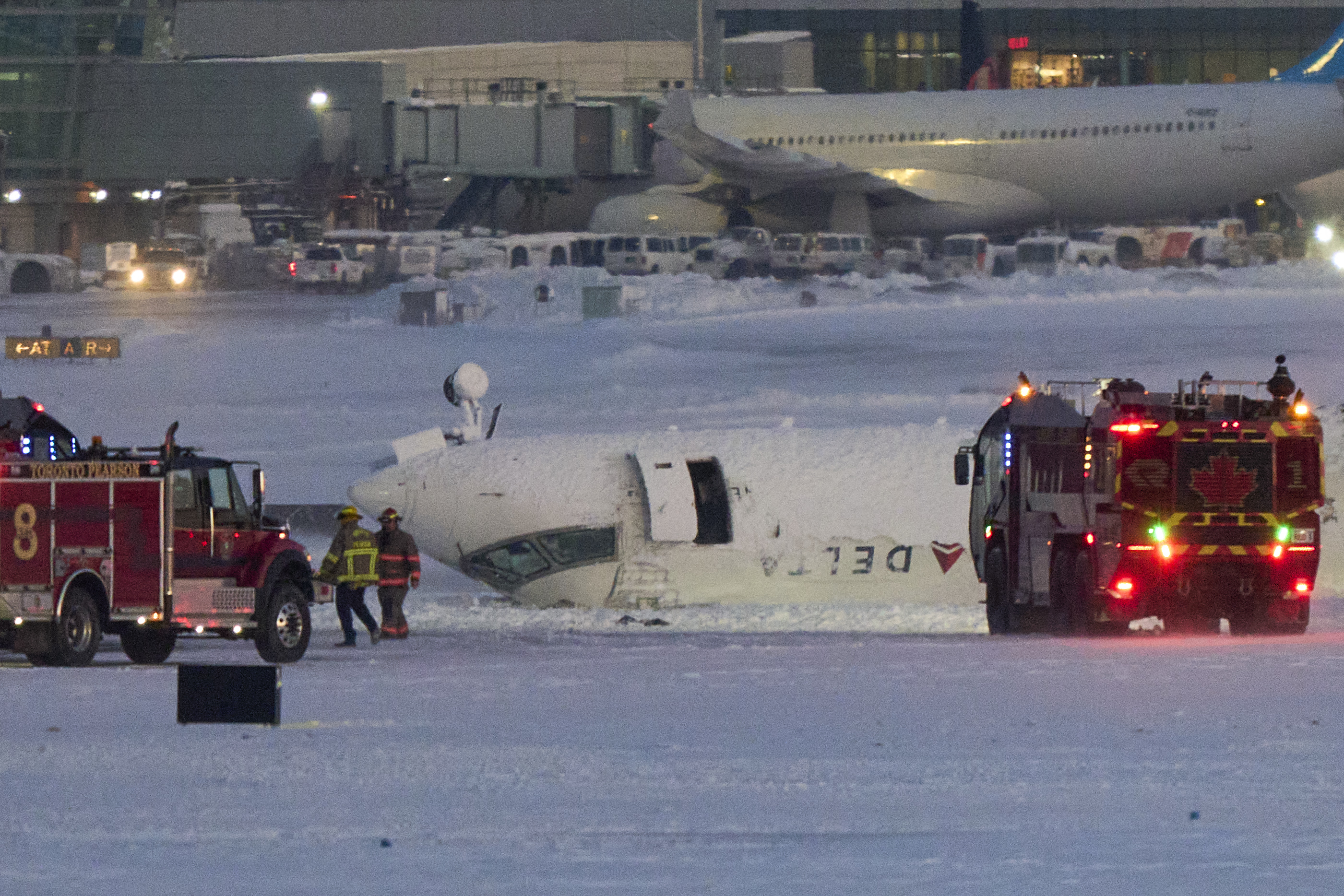 Eine Delta-Airlines-Maschine liegt auf dem Dach, nachdem sie bei der Landung auf dem Toronto Pearson Airport in Toronto, Ontario, am 17. Februar 2025 abgestürzt ist | Quelle: Getty Images