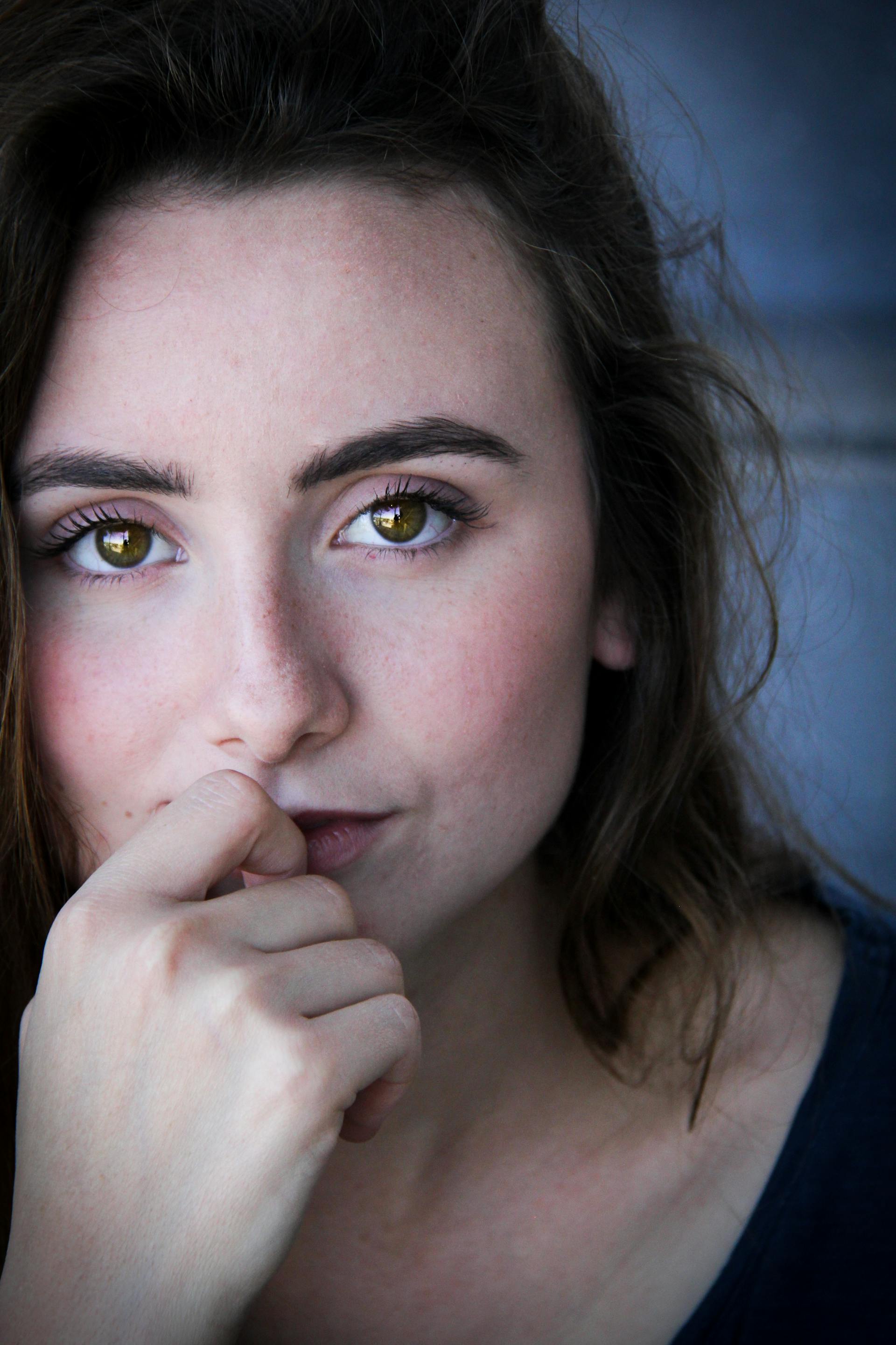 Eine Frau starrt jemanden an | Quelle: Pexels