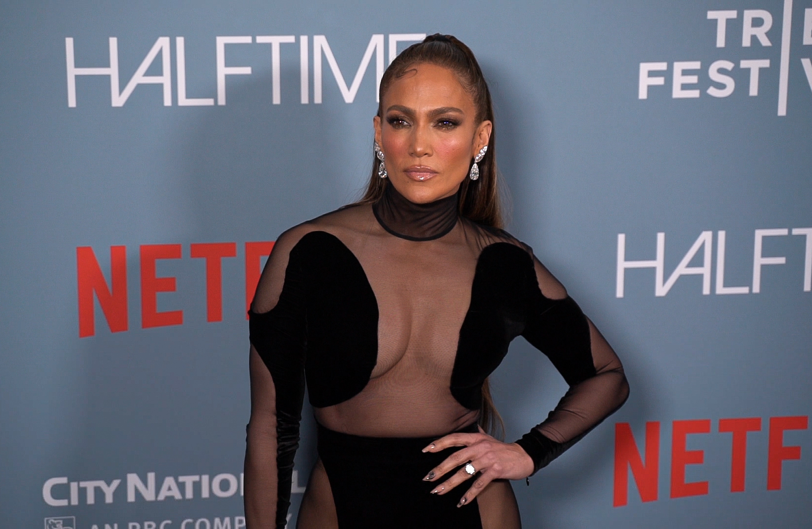 Jennifer Lopez trägt ihren Verlobungsring bei der Premiere von