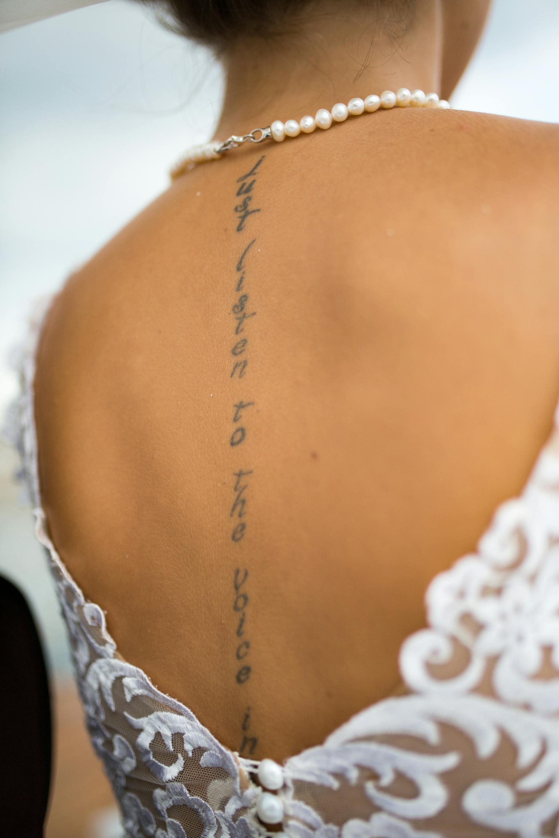 Die Rückansicht des Hochzeitskleides einer Braut | Quelle: Pexels