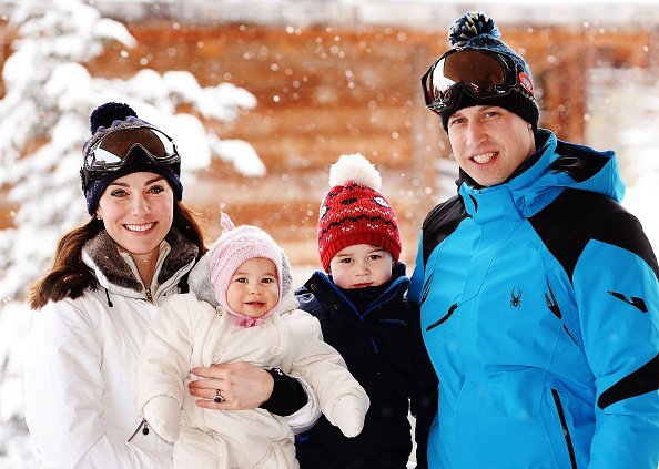 Kate Middleton, Prinz William und ihre Kinder George und Charlotte, Französische Alpen, 2016 | Quelle: Getty Images