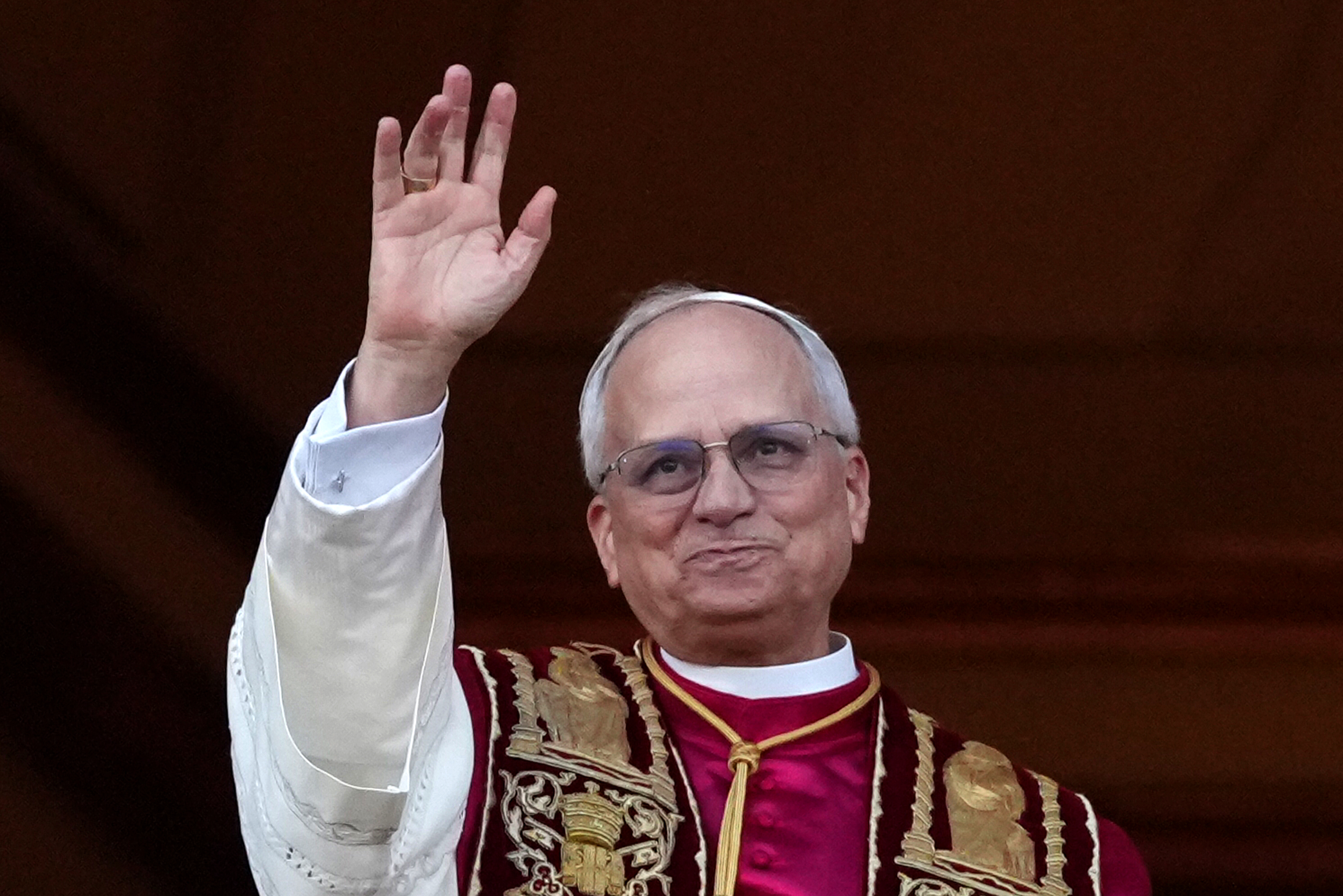 Papst Leo winkt am 8. Mai 2025 vom Balkon des Vatikans in der Vatikanstadt. | Quelle: Getty Images