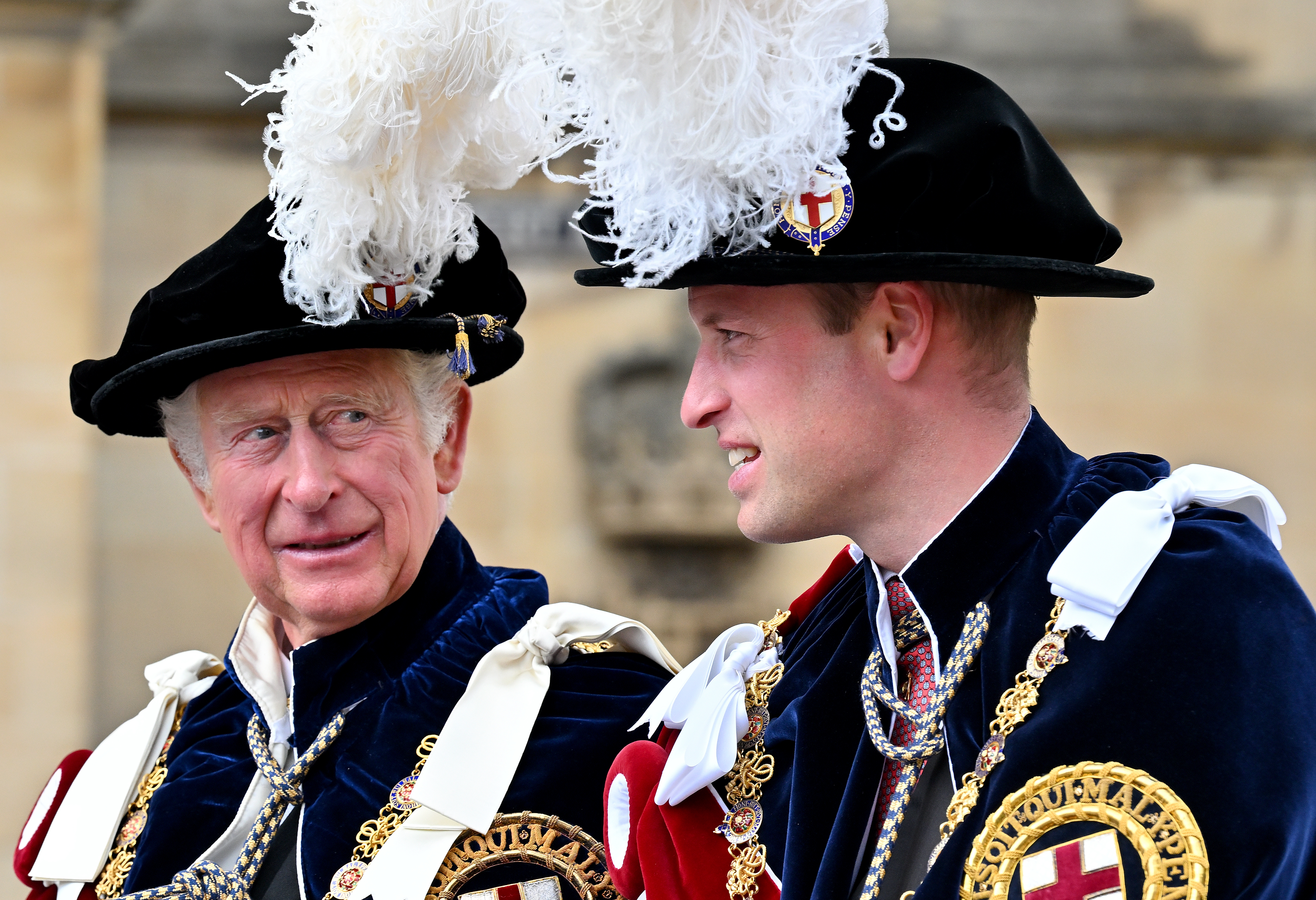 König Charles III. und Prinz William nehmen am 13. Juni 2022 in der St. George's Chapel, Windsor Castle, an der Zeremonie für den Hosenbandorden teil | Quelle: Getty Images