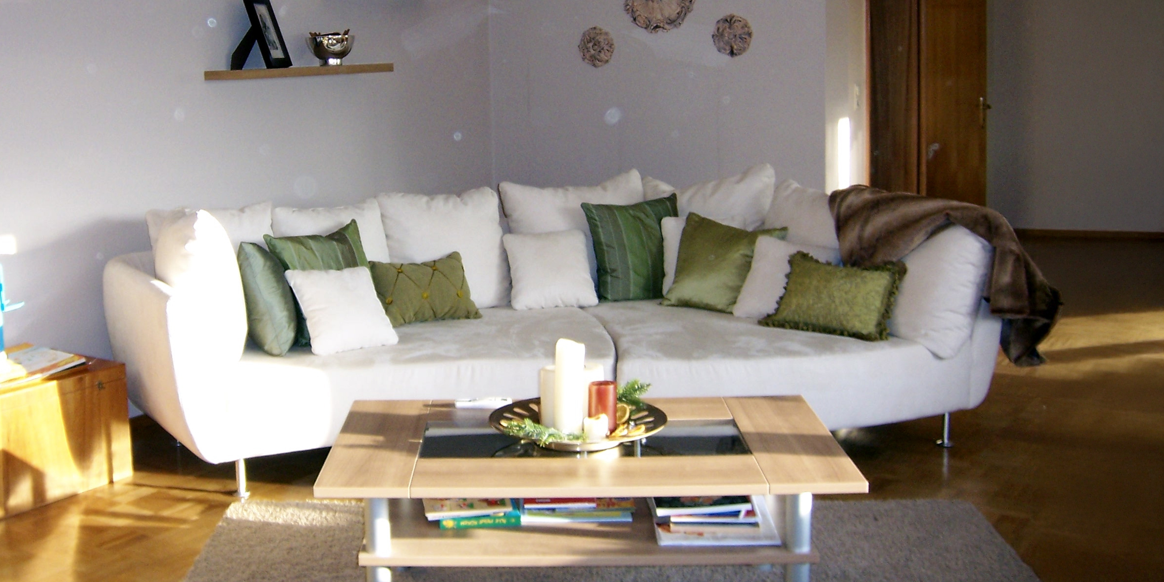 Eine Couch in einer Wohnung | Quelle: Flickr