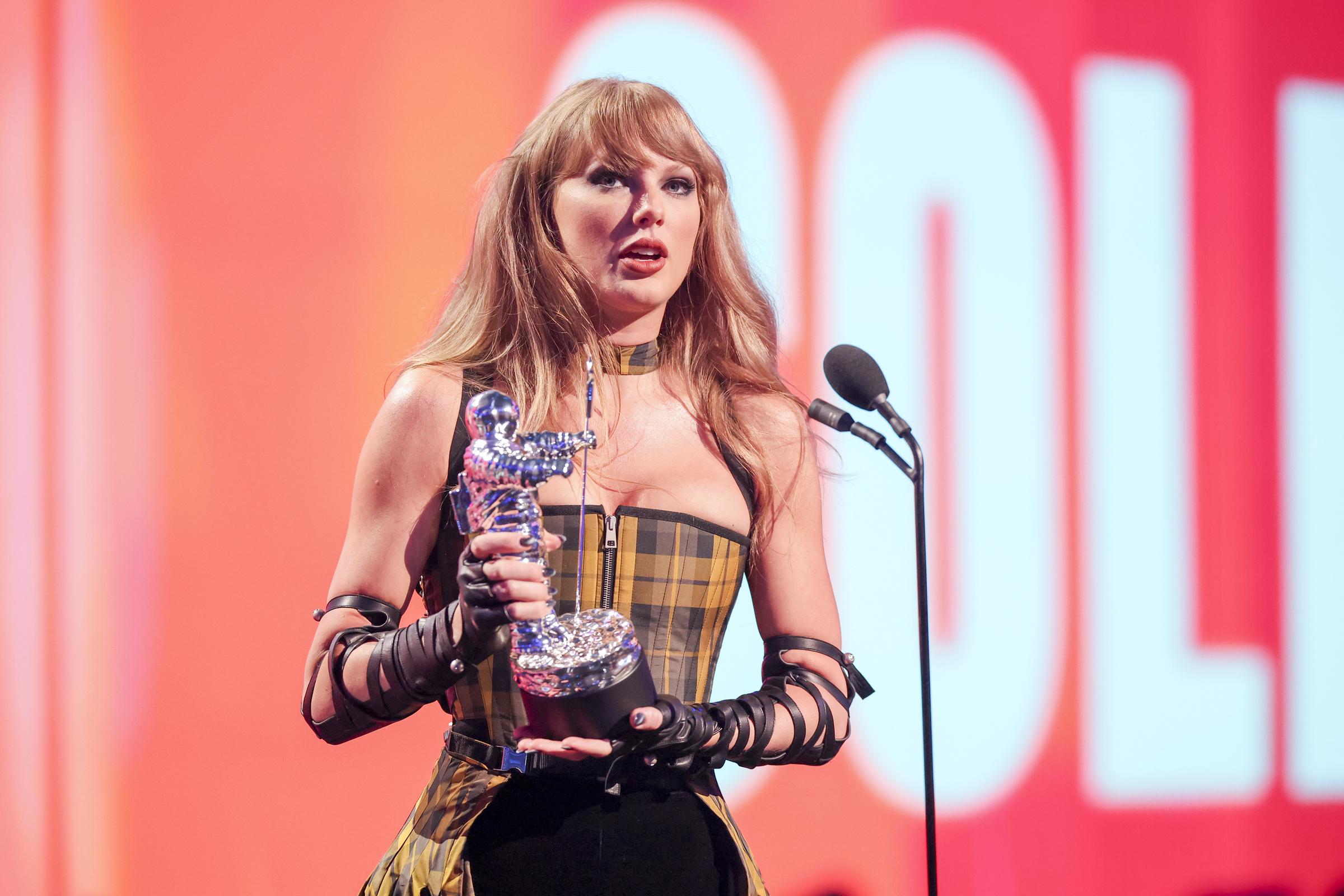 Taylor Swift nimmt den Preis für die beste Kollaboration für "Fortnight" bei den MTV Video Music Awards 2024 am 11. September 2024 entgegen | Quelle: Getty Images