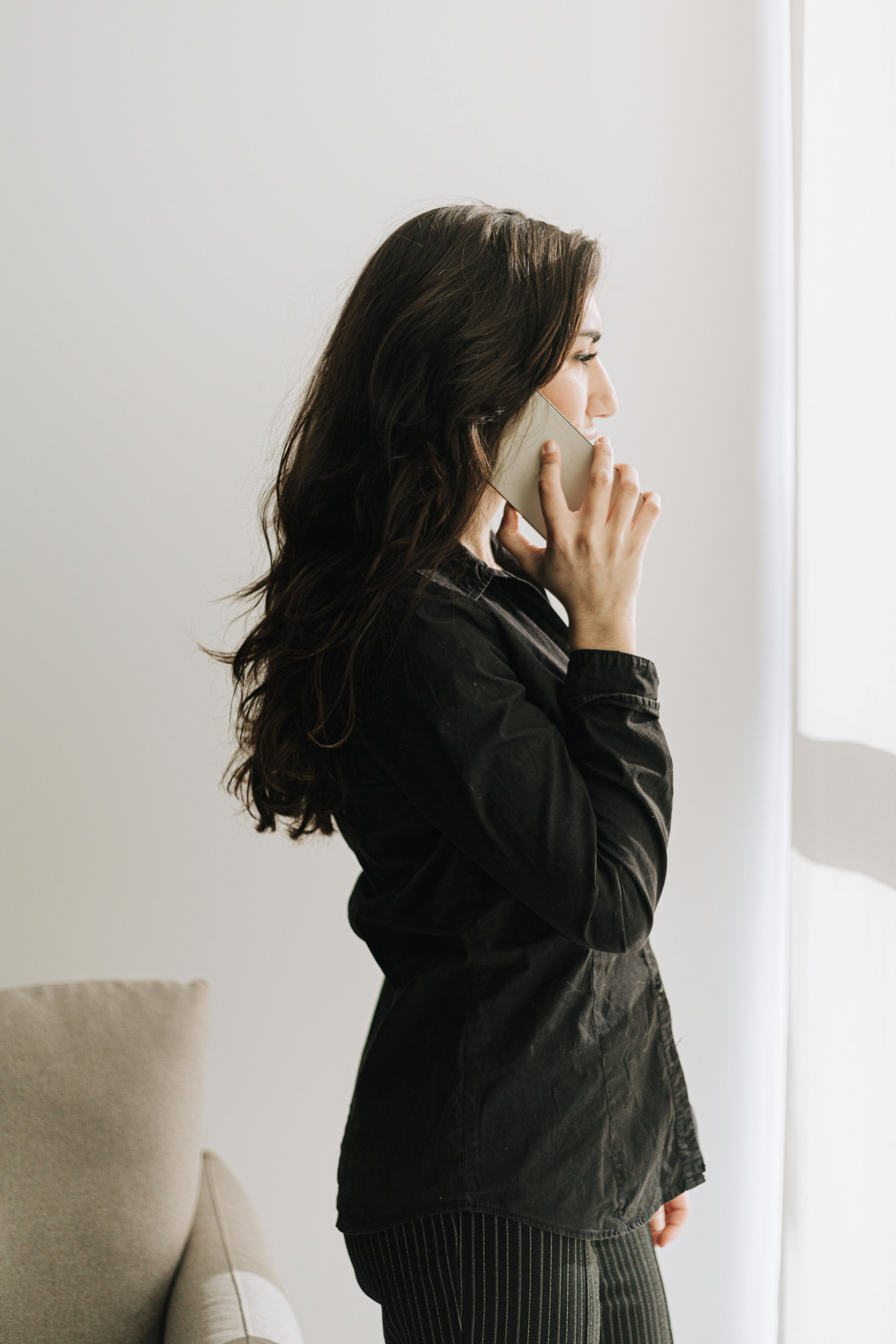 Frau, die ihr Telefon benutzt | Quelle: Pexels