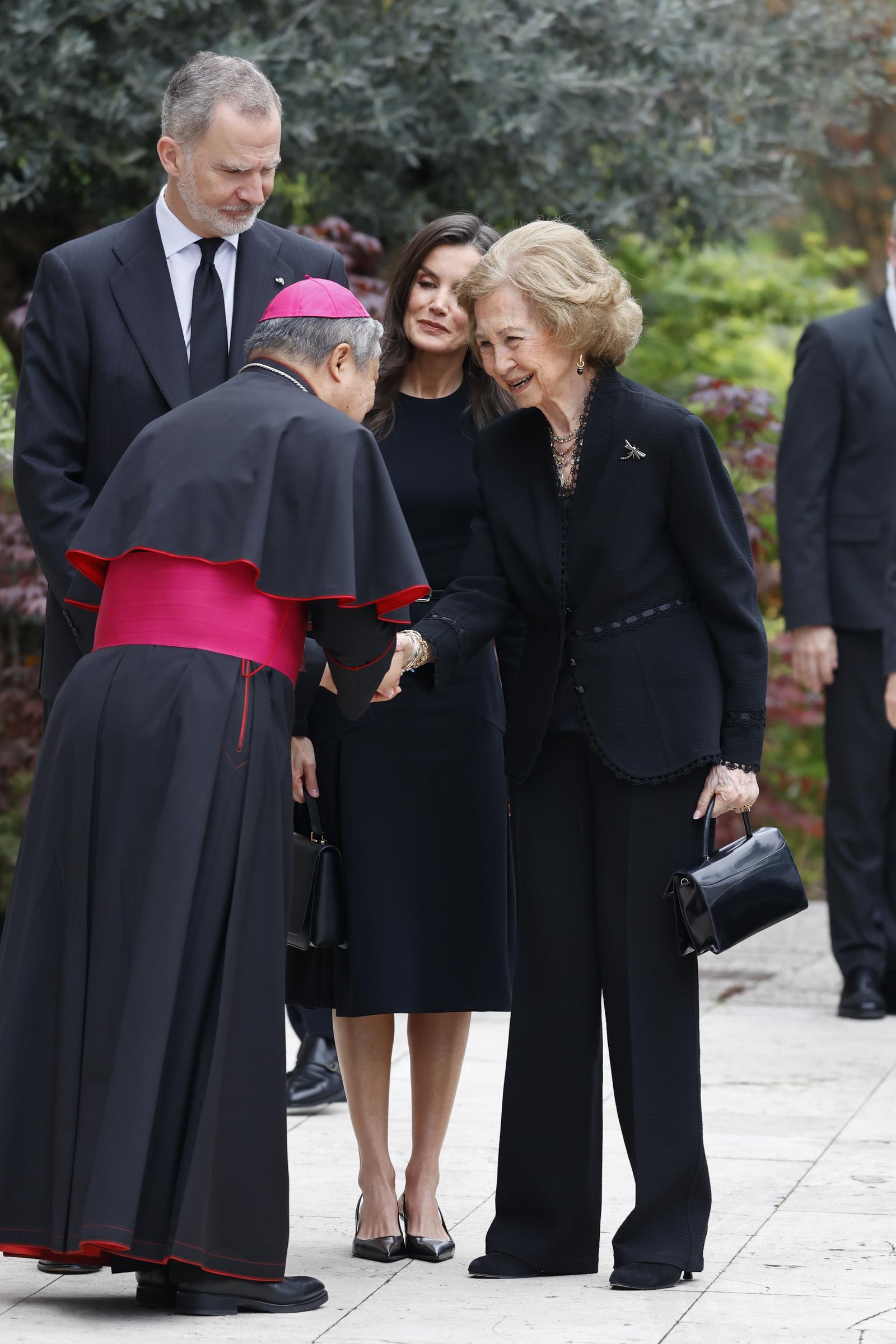 König Felipe, Königin Letizia und Königin Sofia kommen am 22. April 2025 in der Apostolischen Nuntiatur in Madrid, Spanien, an, um sich in ein Kondolenzbuch zum Tod von Papst Franziskus I. einzutragen: Getty Images
