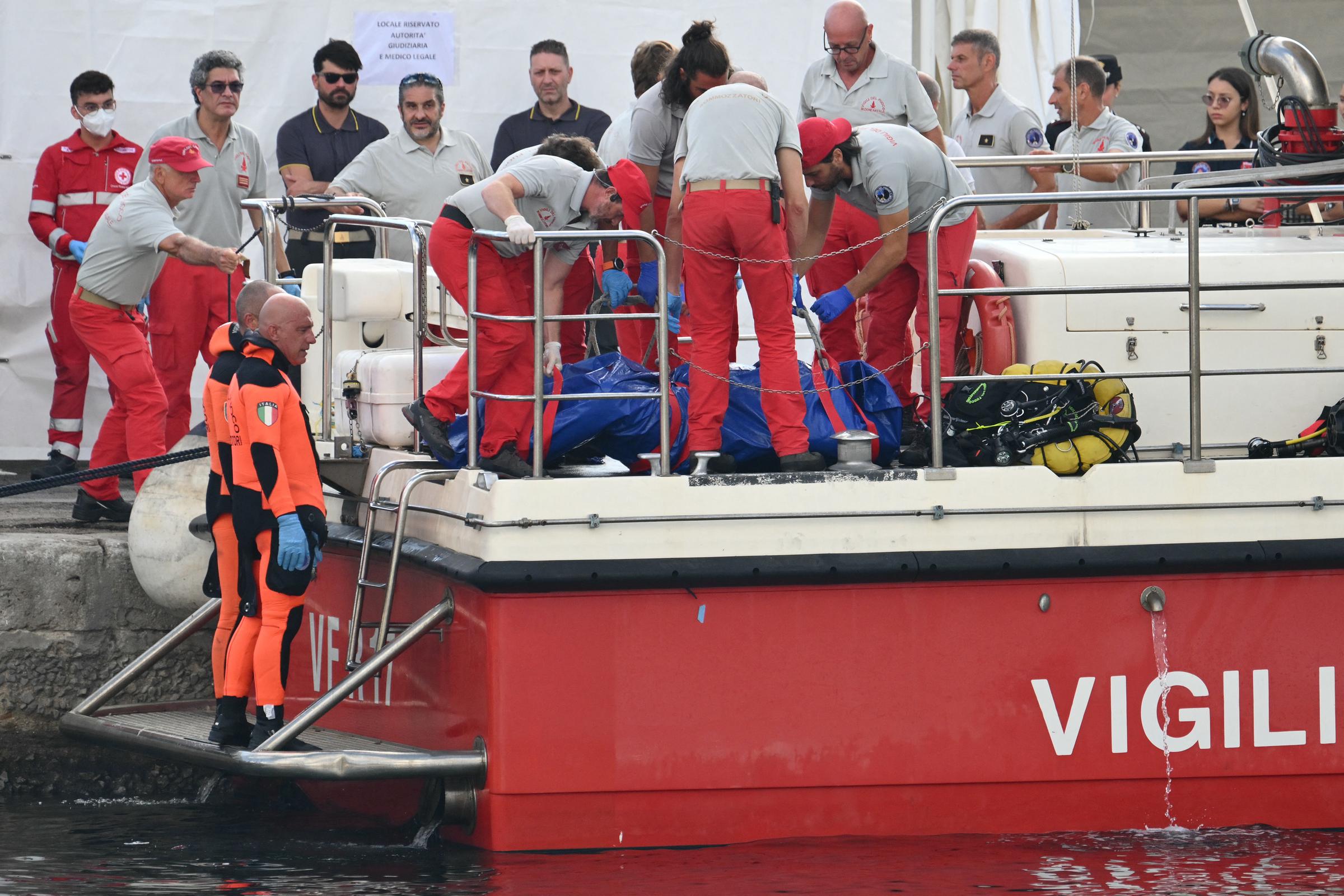 Retter tragen eine Leiche, nachdem Taucher in den Hafen von Porticello bei Palermo zurückgekehrt sind, am 22. August 2024, drei Tage nachdem die unter britischer Flagge fahrende Luxusyacht Bayesian gesunken ist. | Quelle: Getty Images