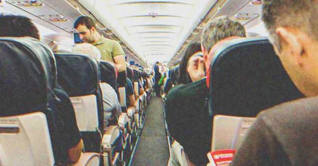 Ein Flugzeug voller Passagiere | Quelle: Shutterstock