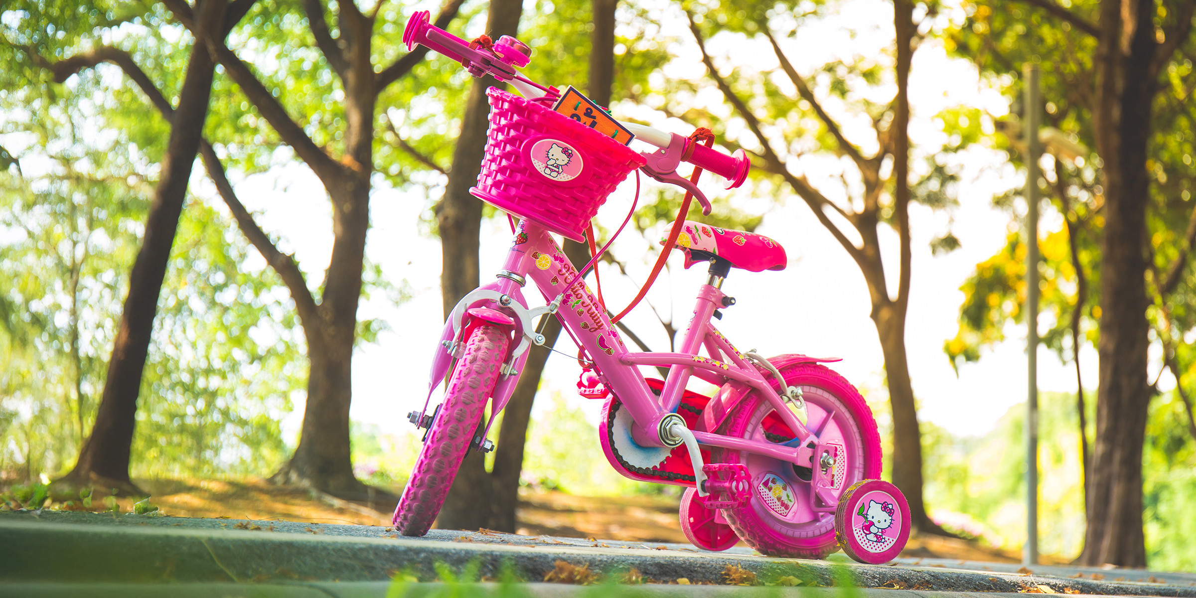 Das süße rosa Fahrrad eines kleinen Mädchens | Quelle: Shutterstock