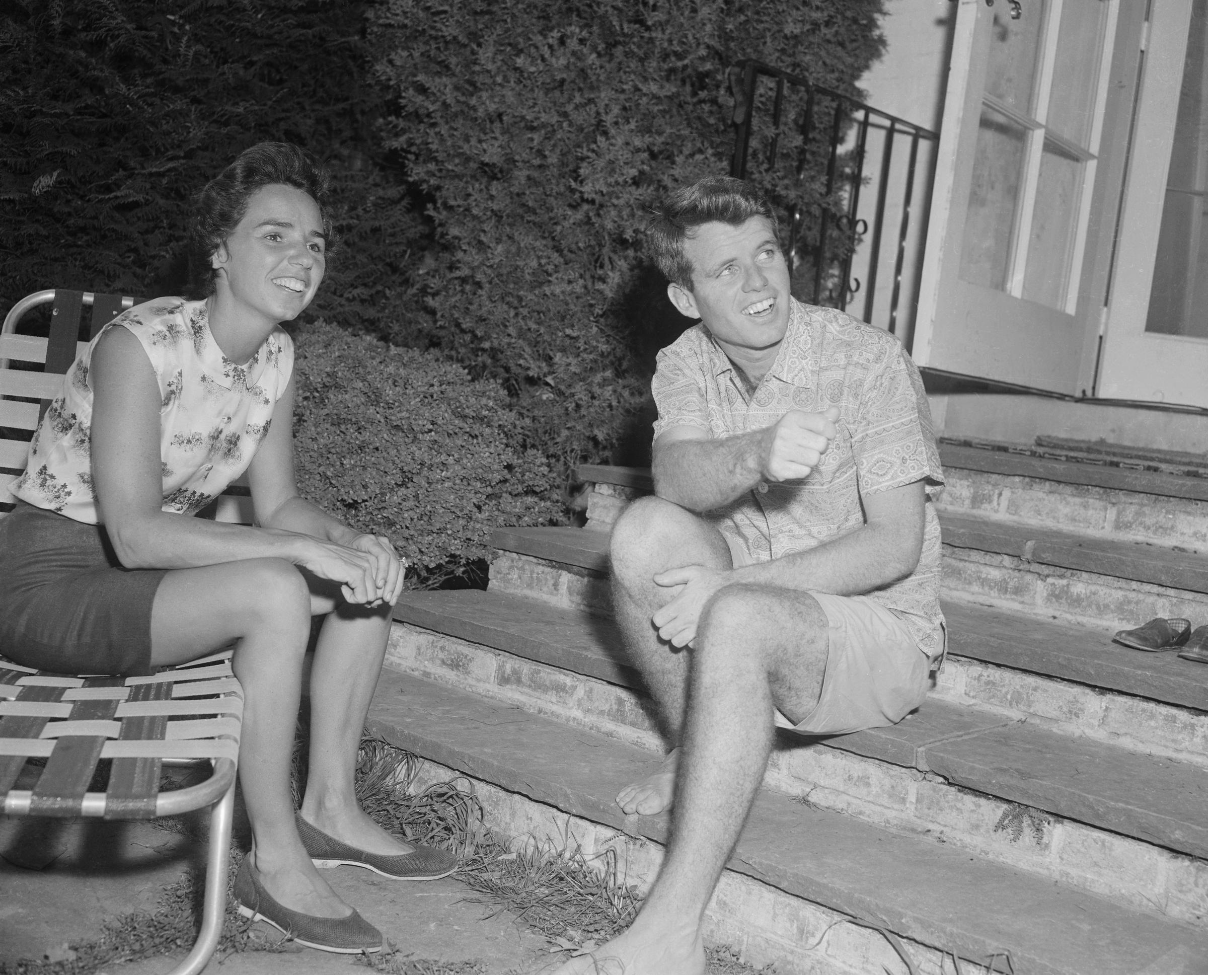 Ethel und Robert F. Kennedy sitzen im Gespräch am 25. Juni 1957 | Quelle: Getty Images