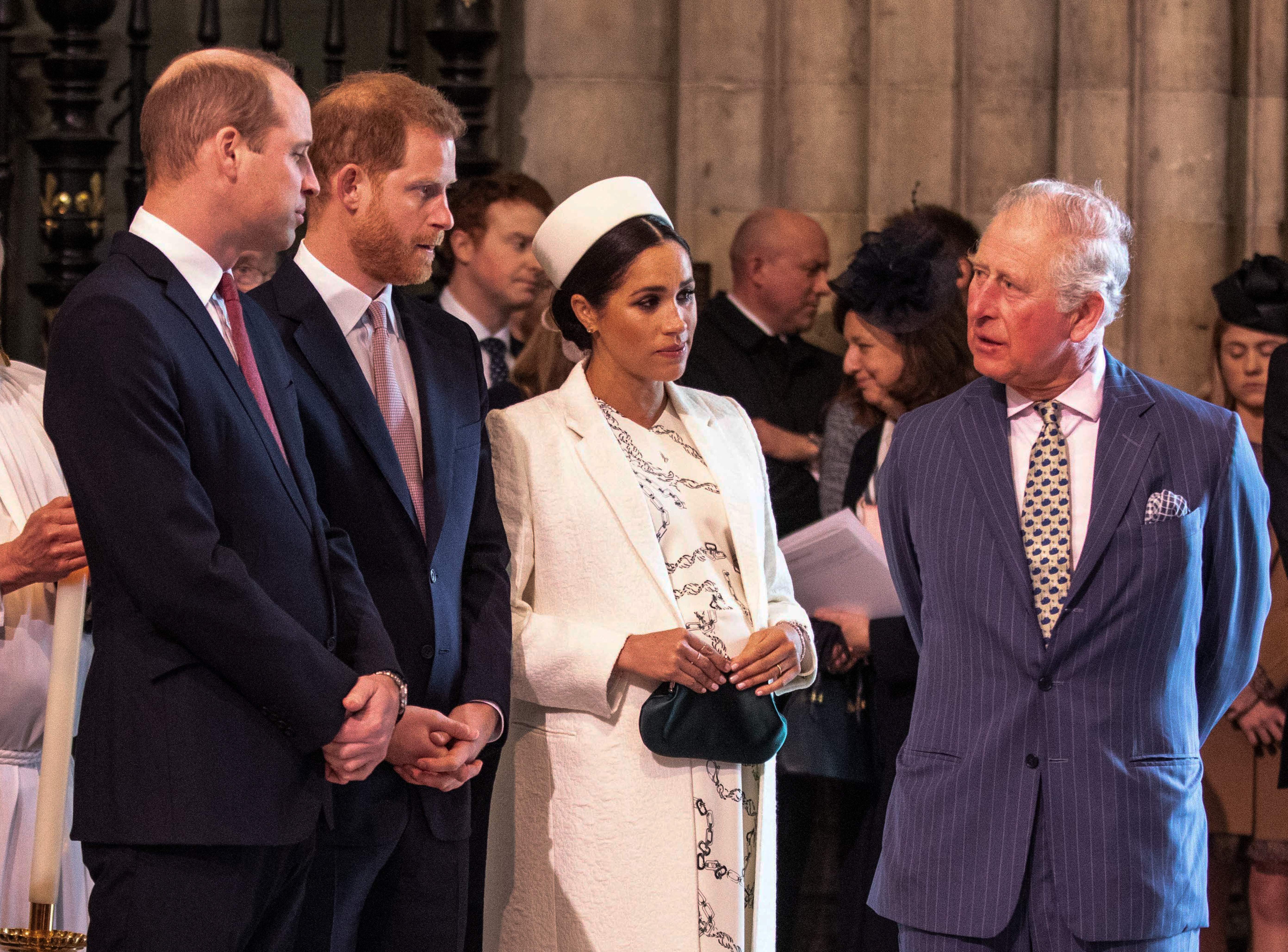 Prinz William, Prinz Harry und Meghan Markle, Herzogin von Sussex, unterhalten sich mit König Charles III., während sie am 11. März 2019 in der Westminster Abbey in London am Gottesdienst zum Commonwealth-Tag teilnehmen | Quelle: Getty Images