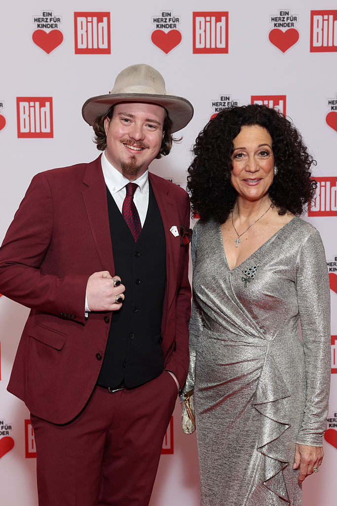 Barbara Wussow und ihr Sohn Nikolaus Fortell während der „Ein Herz für Kinder“ Gala im Studio Berlin Adlershof am 6. Dezember 2025 in Berlin | Quelle: Getty Images