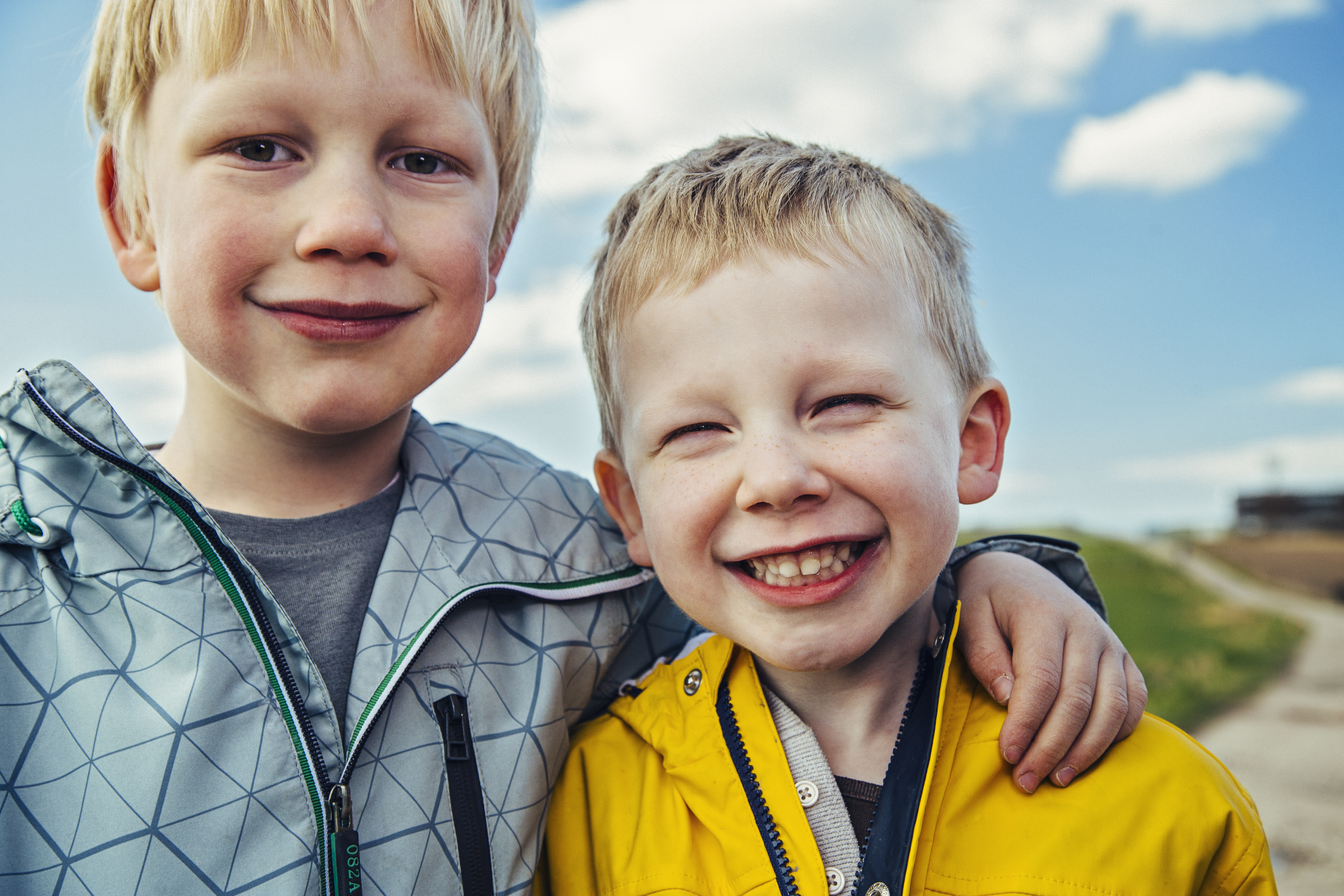 Zwei kleine Jungen lächeln | Quelle: Getty Images