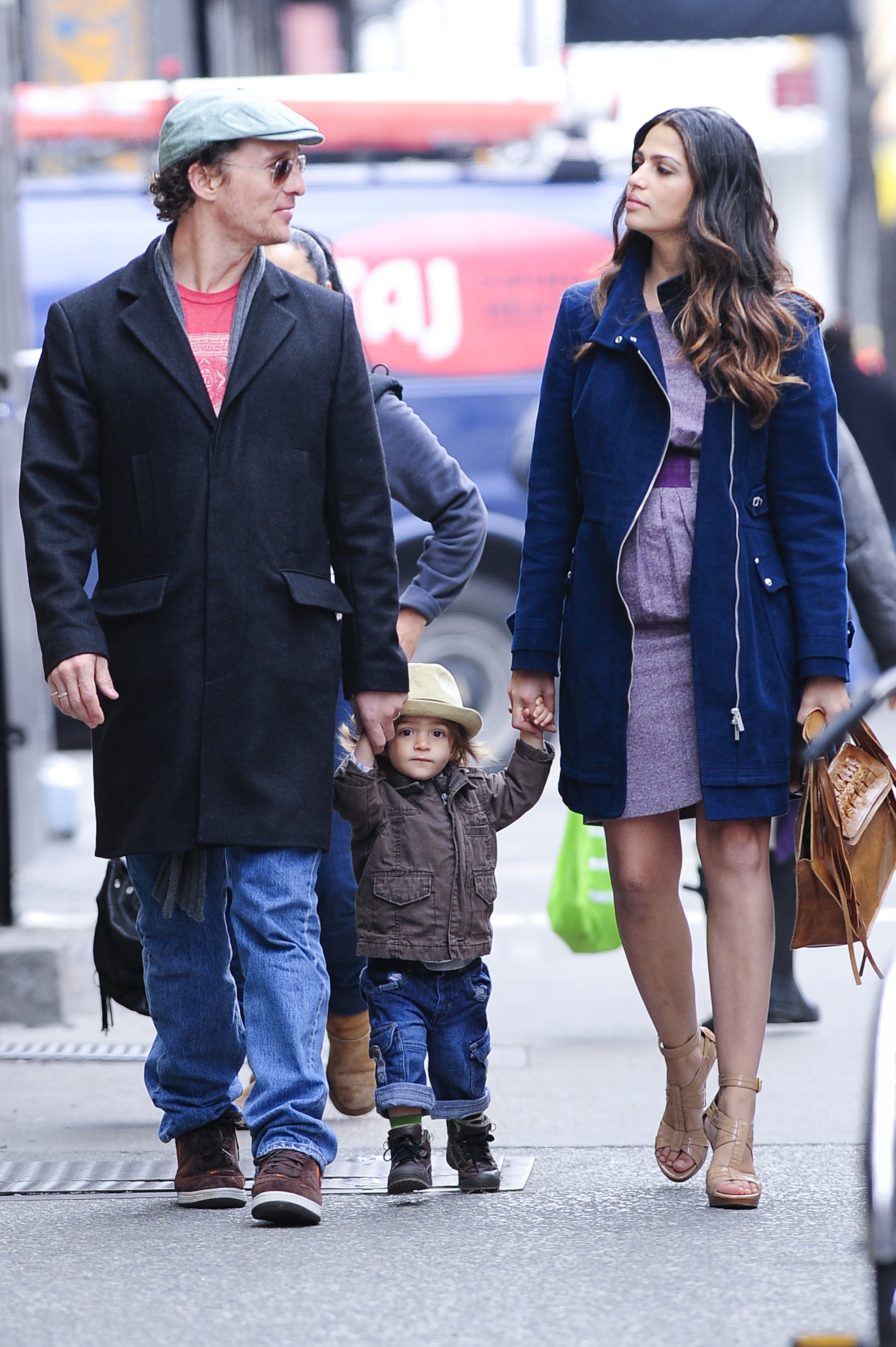 Matthew McConaughey, Levi McConaughey und Camila Alves gehen am 11. März 2010 in Soho in New York City spazieren. | Quelle: Getty Images