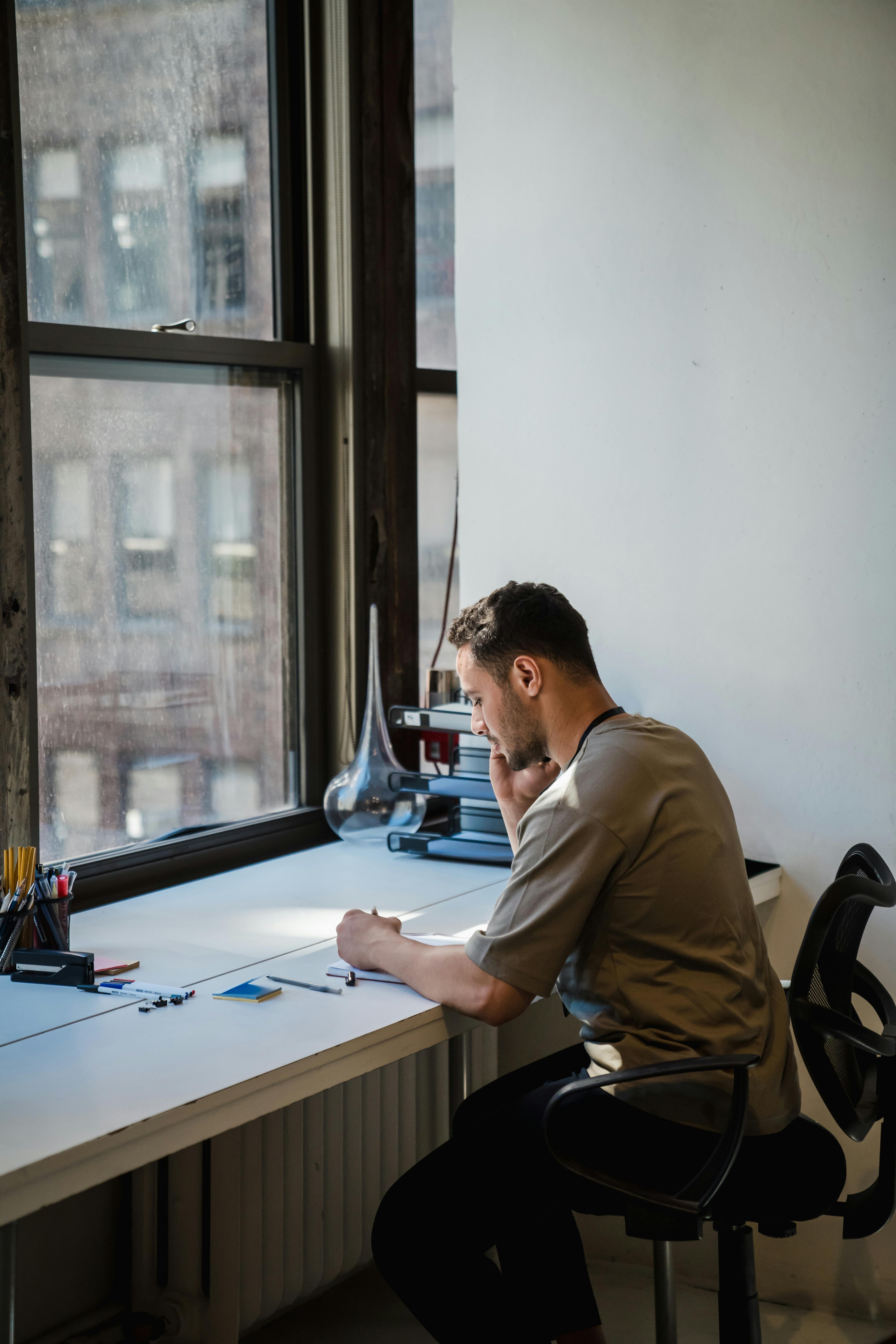 Ein Mann spricht am Telefon | Quelle: Pexels