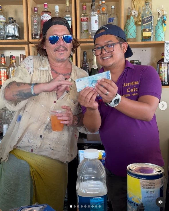 Johnny Depp und @killerbartender in Lorraine's Cafe & High Tide in Exuma, Bahamas, am 30. August 3034 | Quelle: Instagram/killerbartender