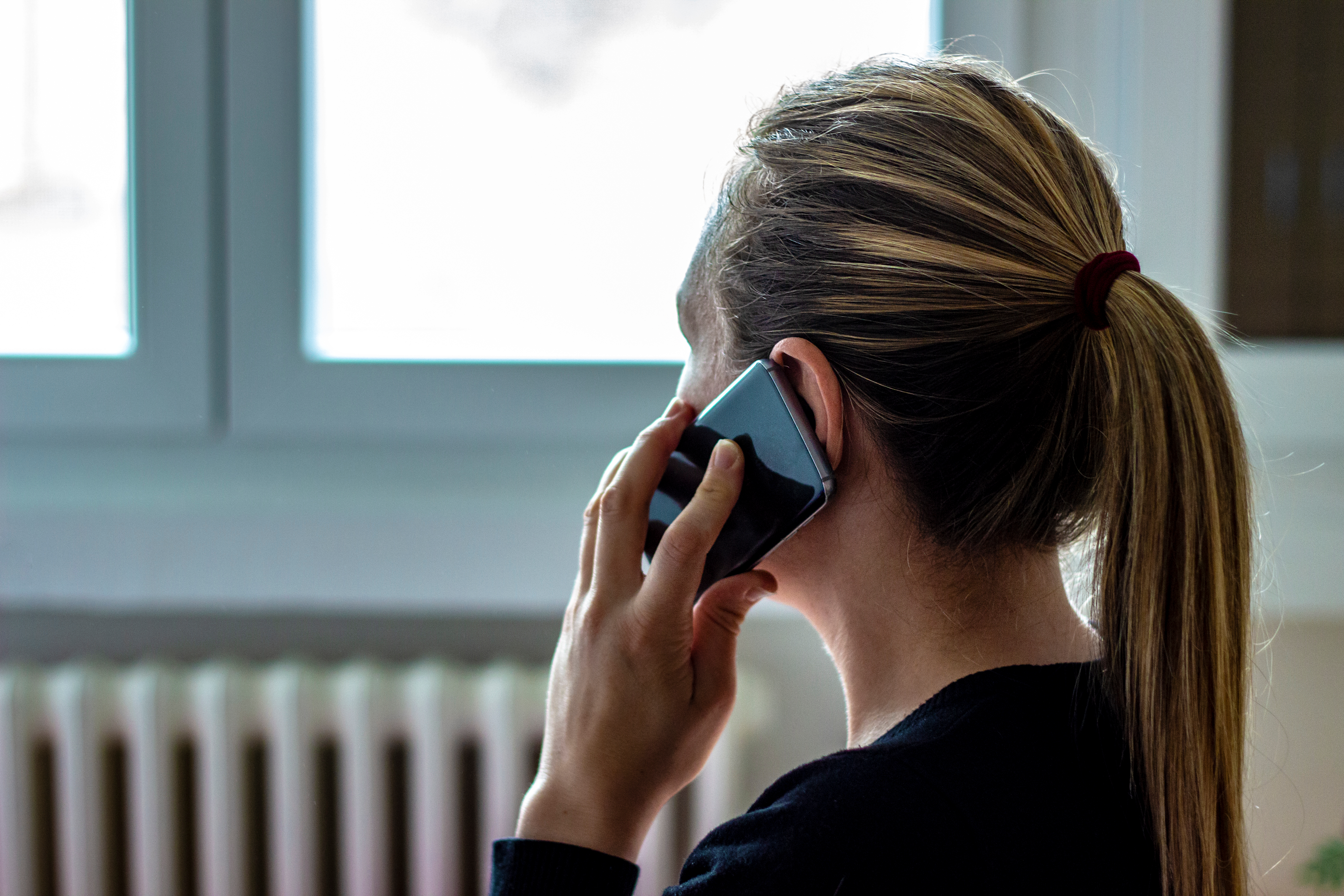 Eine Frau am Telefon | Quelle: Shutterstock
