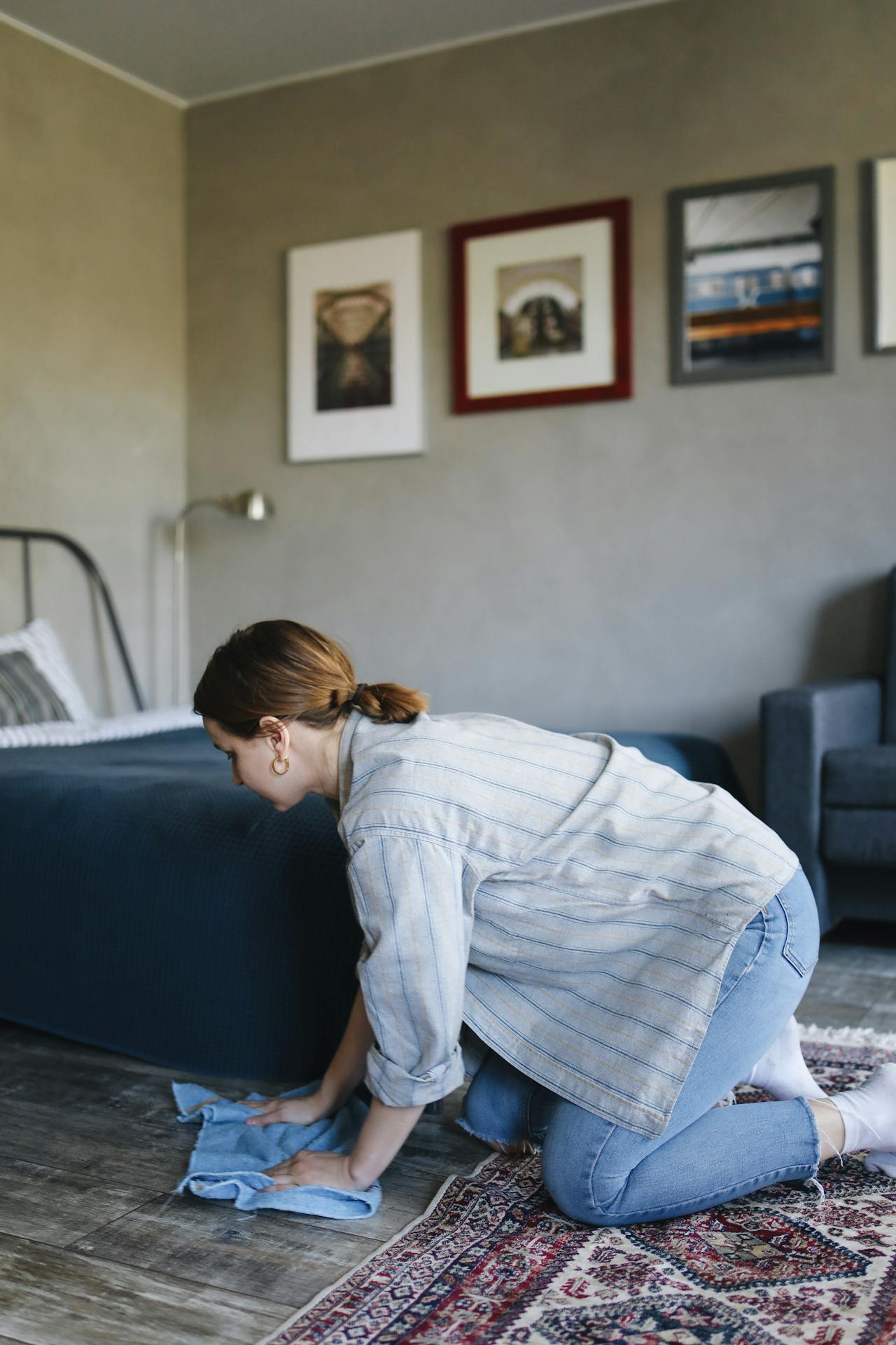 Eine junge Frau putzt den Boden | Quelle: Pexels