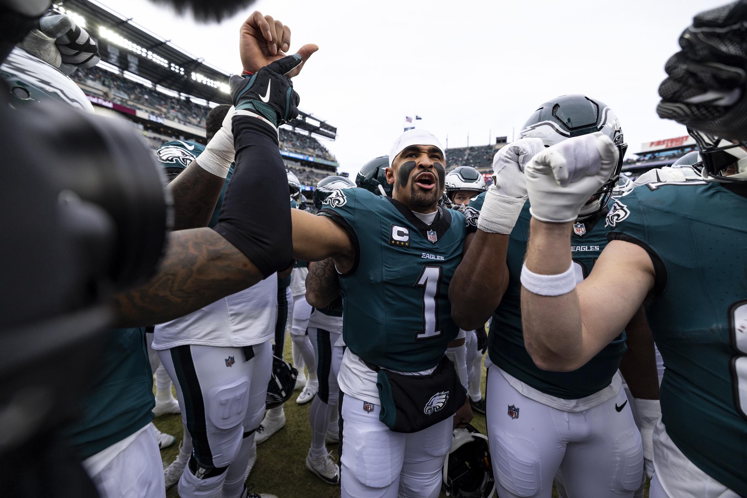 Jalen Hurts führt die Philadelphia Eagles vor dem Spiel im Huddle an. | Quelle: Getty Images