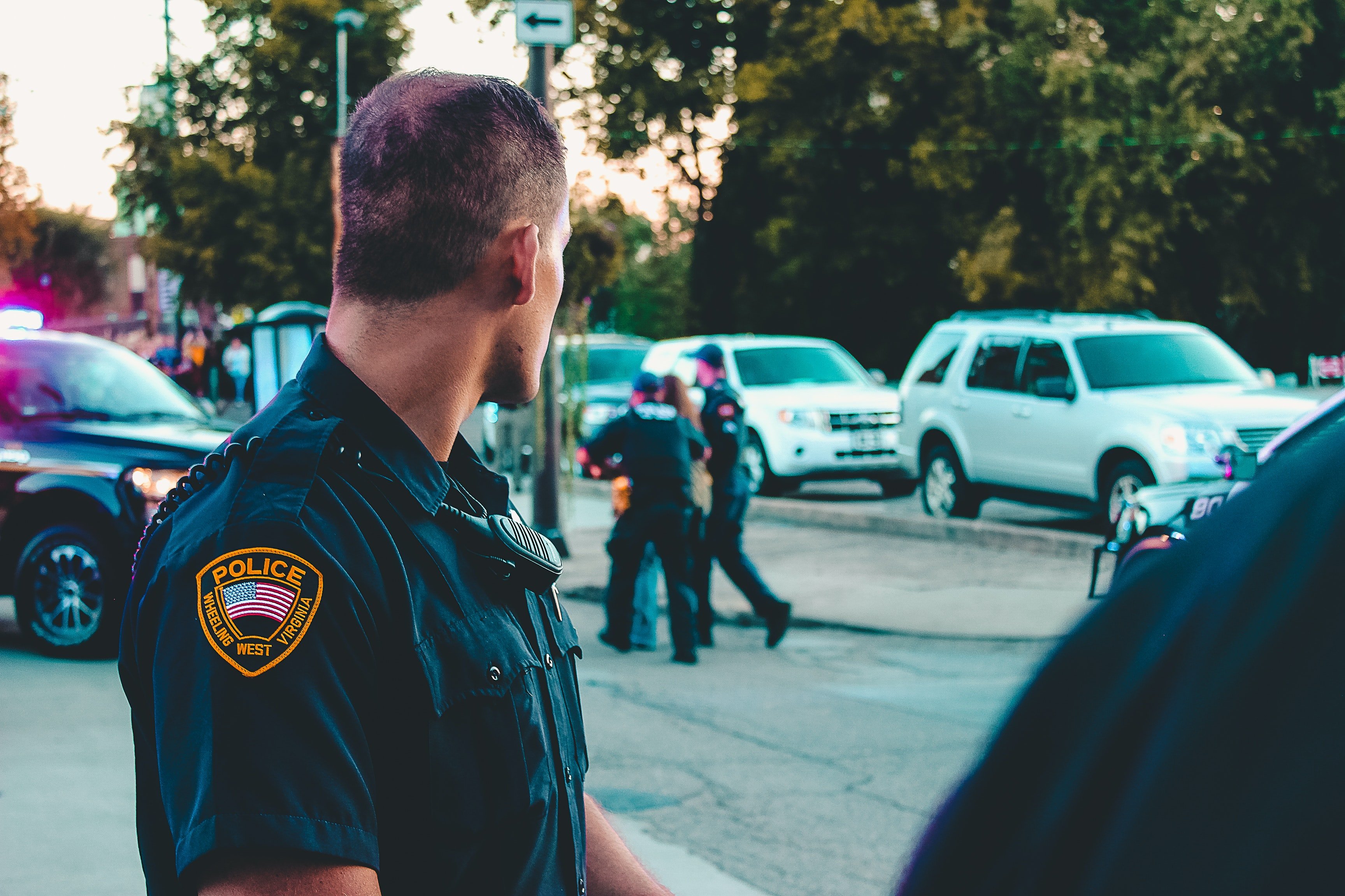 Ein Polizeibeamter blickt zurück in Richtung eines Fahrzeugs hinter ihm. | Quelle: Pexels/ Rosemary Ketchum