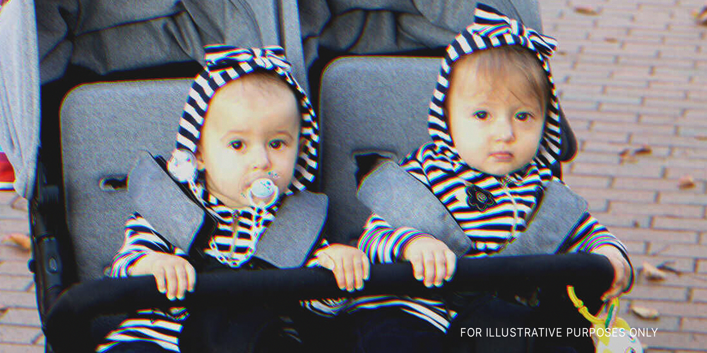 Ein Foto von Zwillingen auf einem Kinderwagen | Quelle: Shutterstock