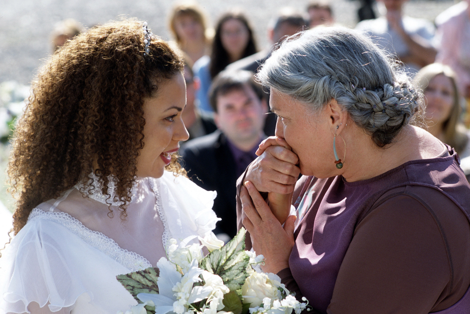 Kathryne Dora Brown und Tyne Daly in der Hauptrolle in "Das Hochzeitskleid", das am 28. Oktober 2001 ausgestrahlt wurde. | Quelle: Getty Images