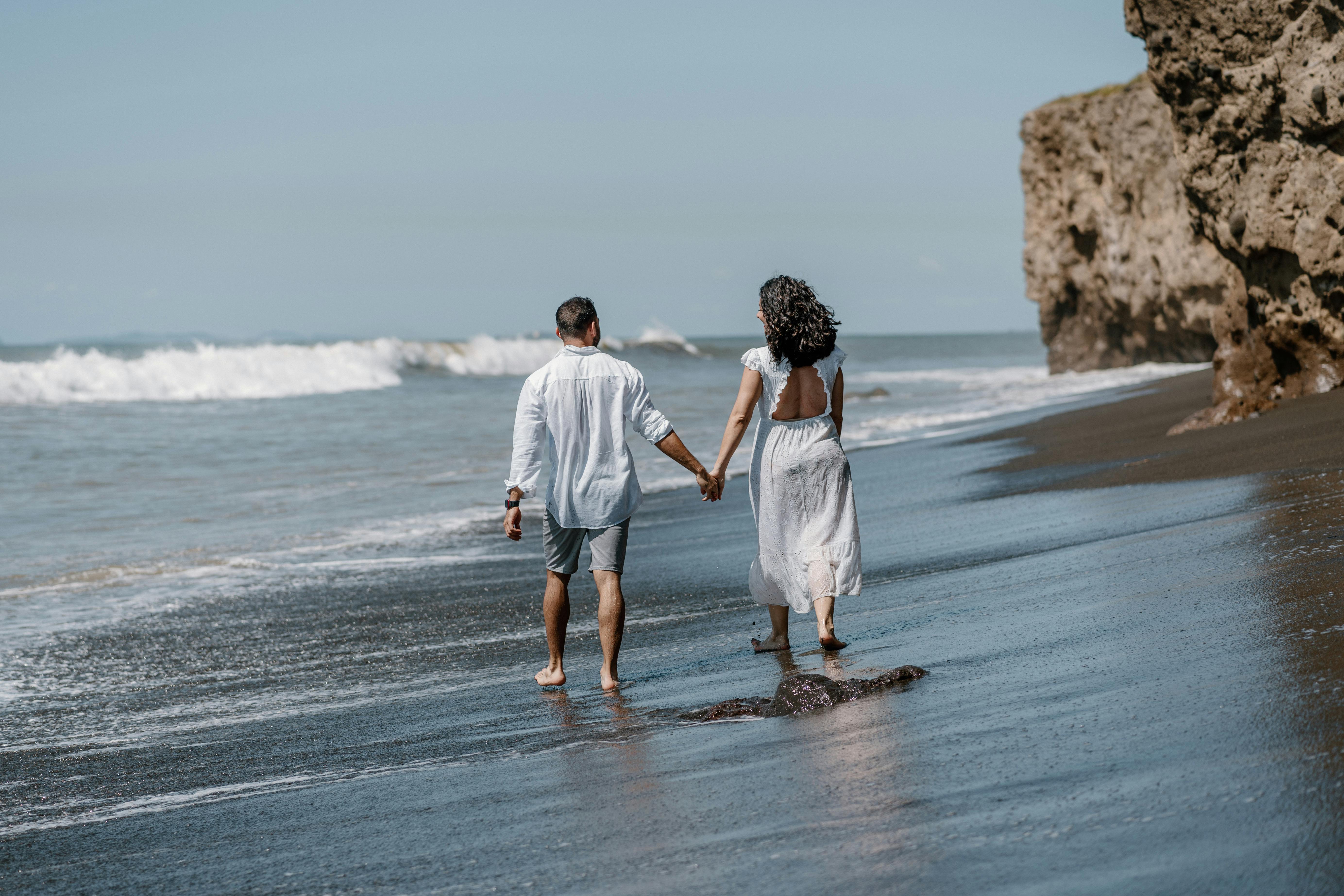 Ein händchenhaltendes Paar am Strand | Quelle: Pexels