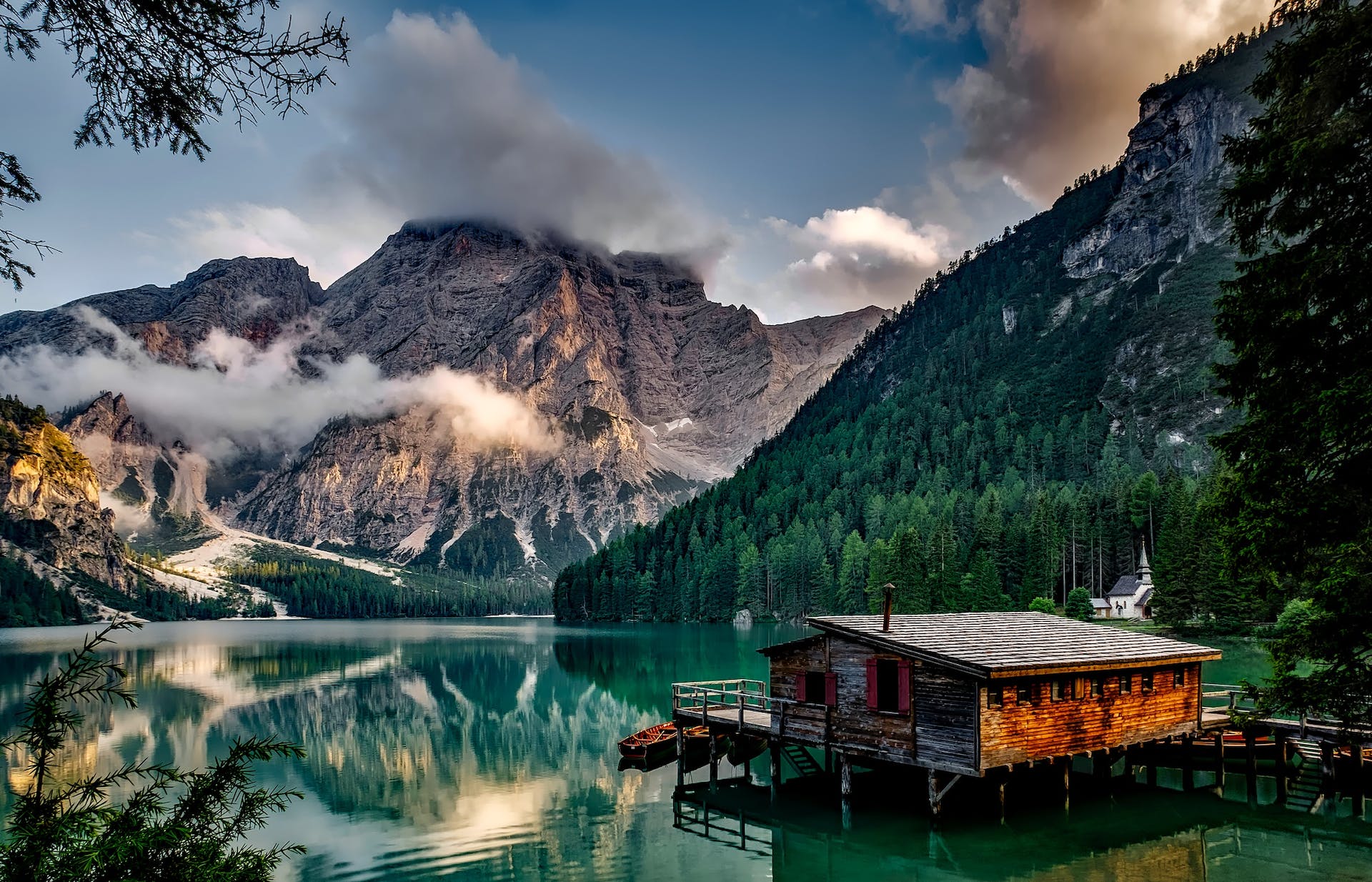 Ein Holzhaus inmitten eines Sees mit Blick auf die Berge | Quelle: Pexels