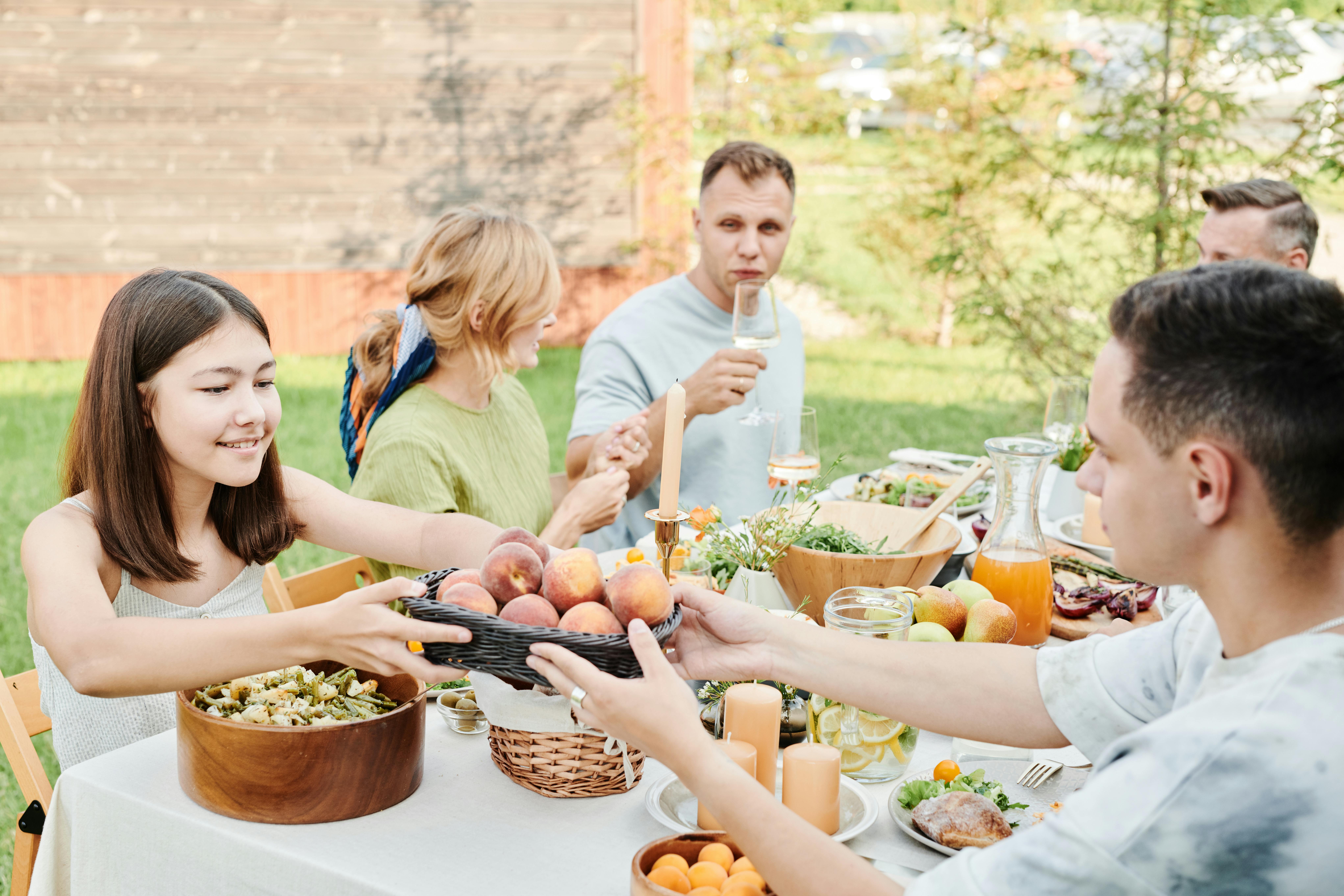 Eine Familie, die eine gemeinsame Mahlzeit genießt | Quelle: Pexels