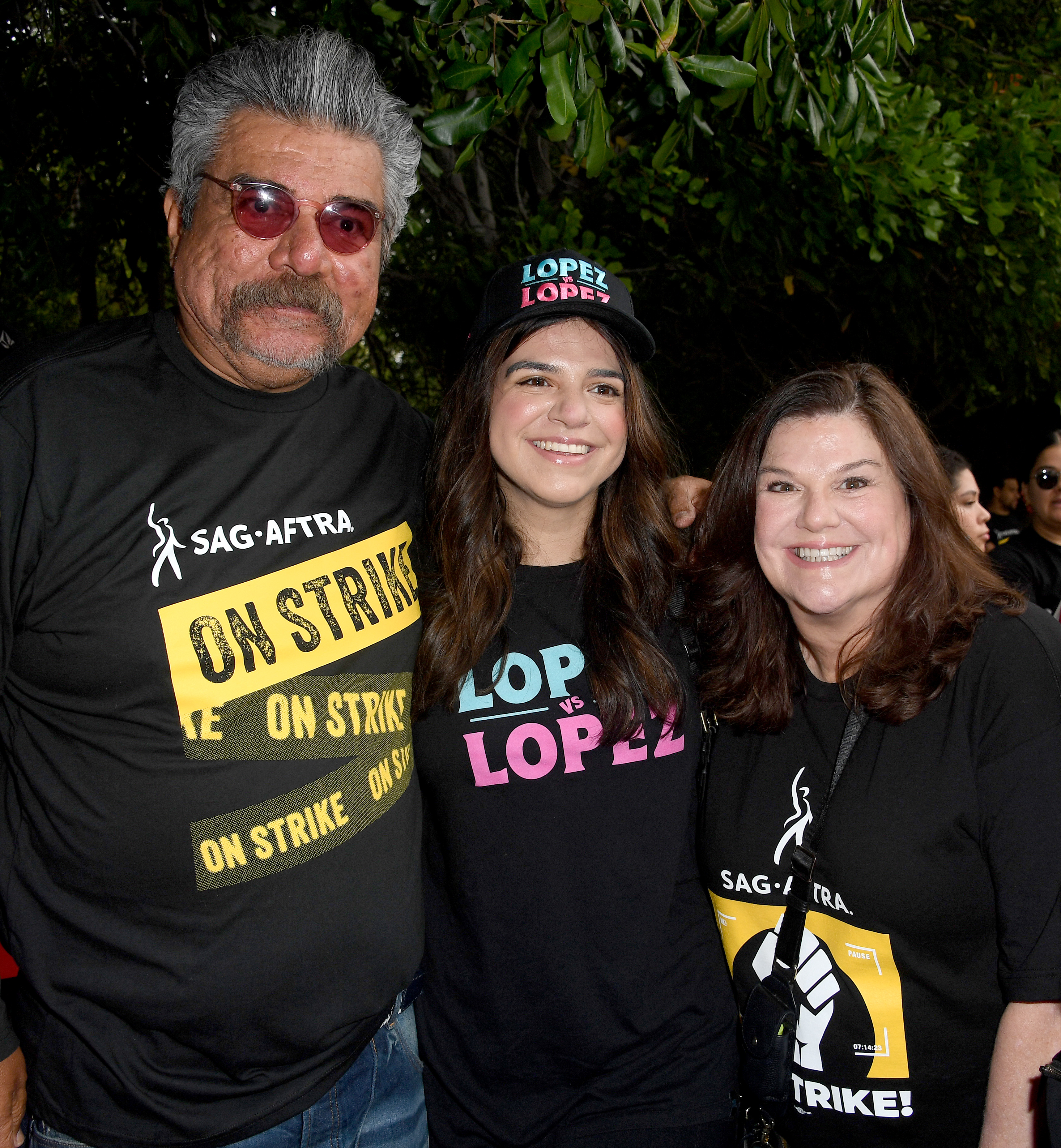George Lopez, Mayan Lopez und Ann Serrano während des SAG-AFTRA- und WGA-Streiks vor den Warner Bros. Studios am 15. September 2023 in Burbank, Kalifornien | Quelle: Getty Images