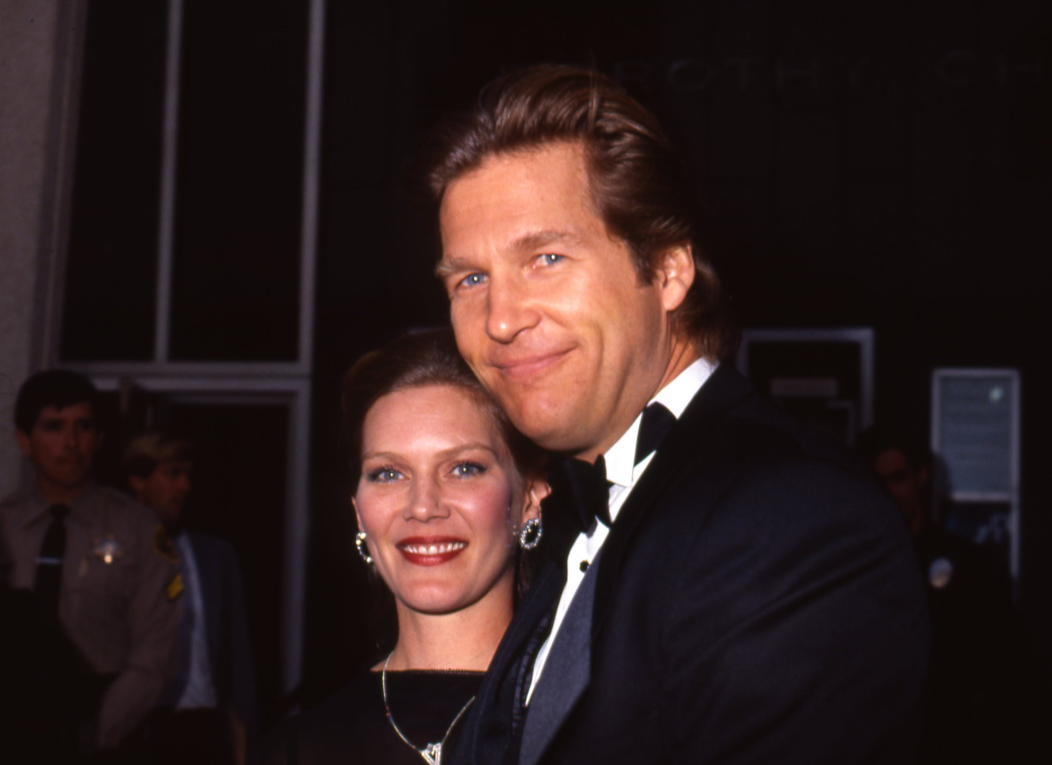 Susan und Jeff Bridges posieren für ein Porträt bei der Oscar-Verleihung im März 1987 in Los Angeles, Kalifornien. | Quelle: Getty Images